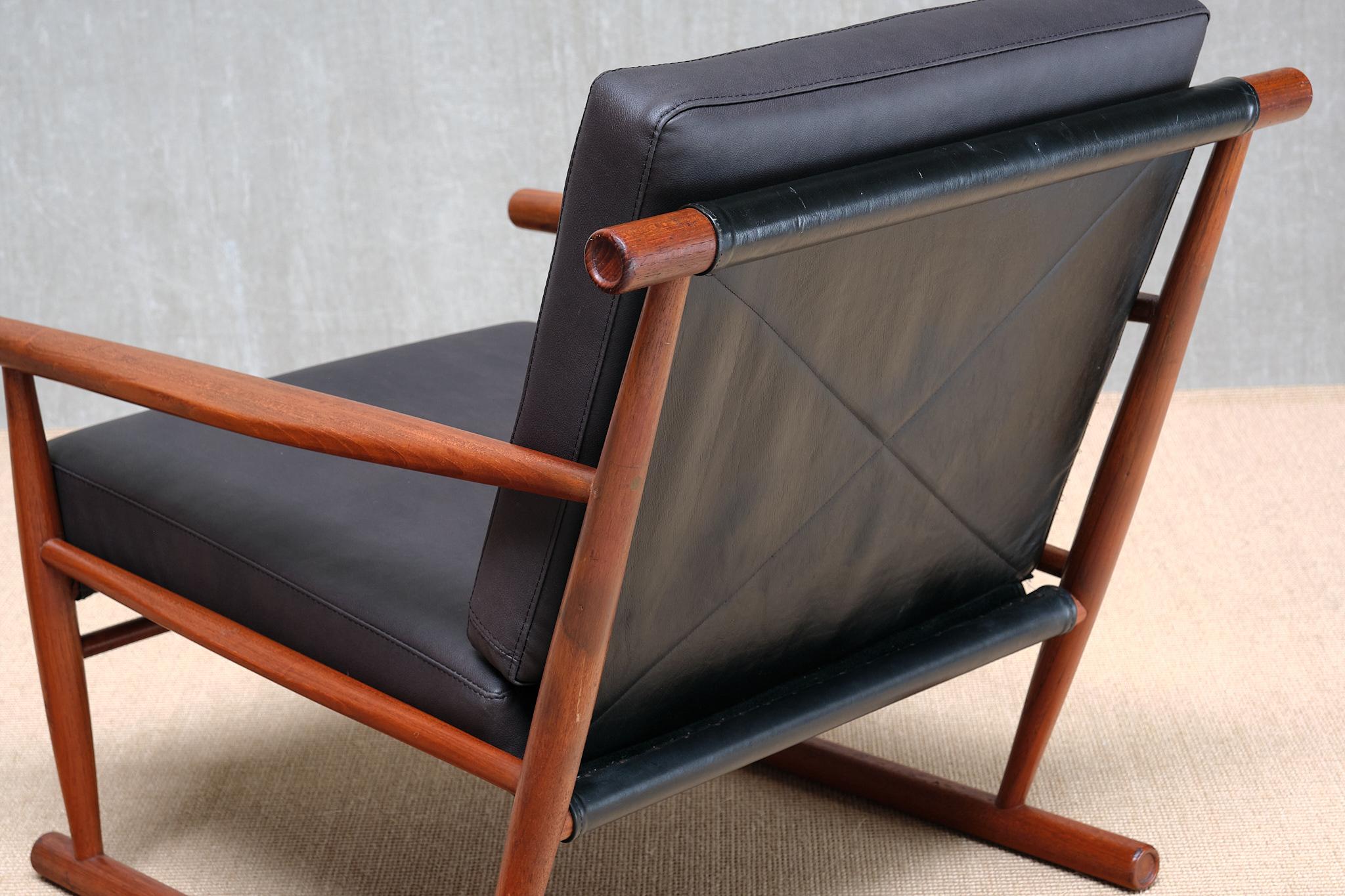 Coppia scultorea di poltrone moderne scandinave in teak con gambe a correre, anni '50 in vendita 6