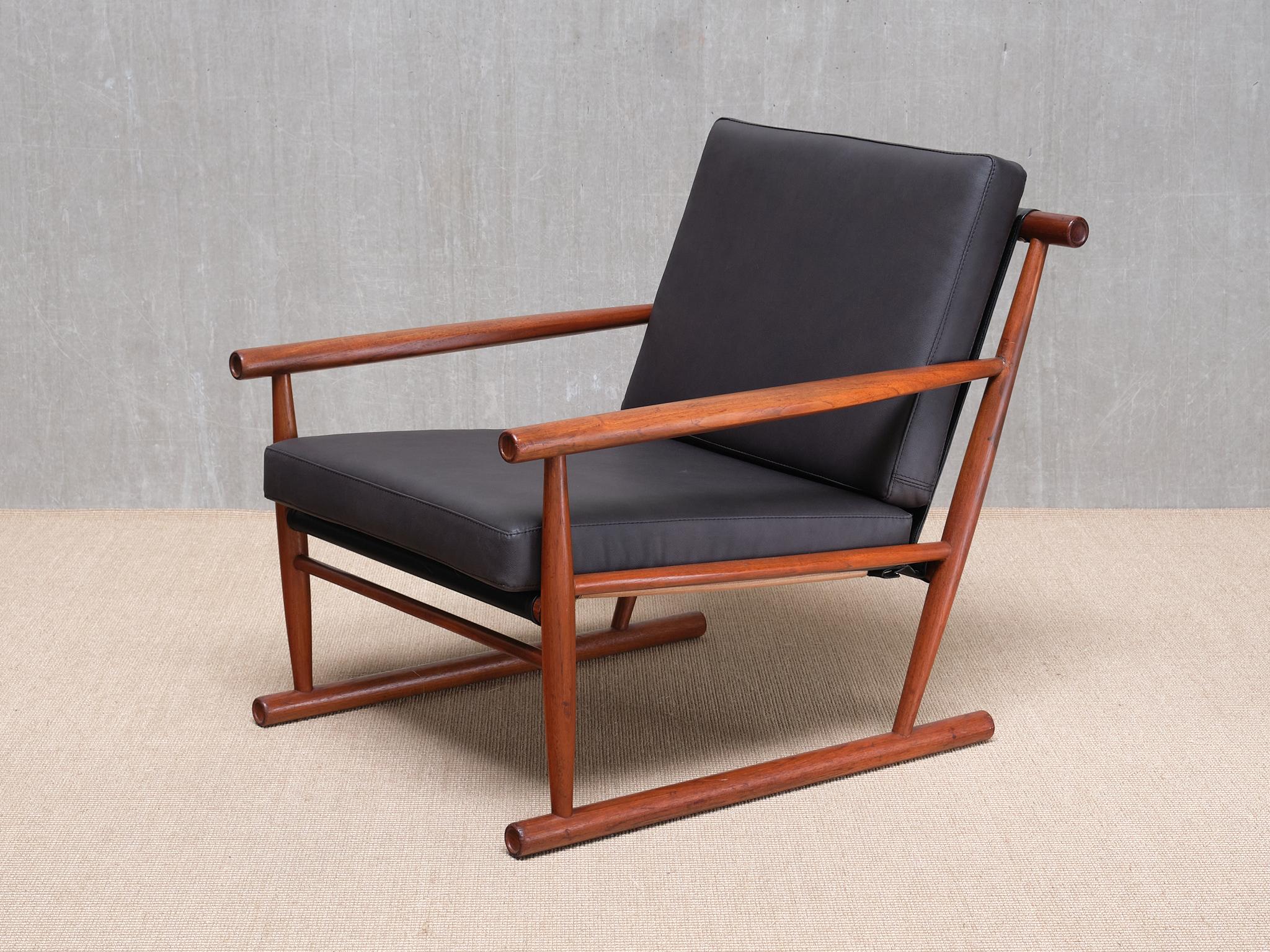 Coppia scultorea di poltrone moderne scandinave in teak con gambe a correre, anni '50 in vendita 7