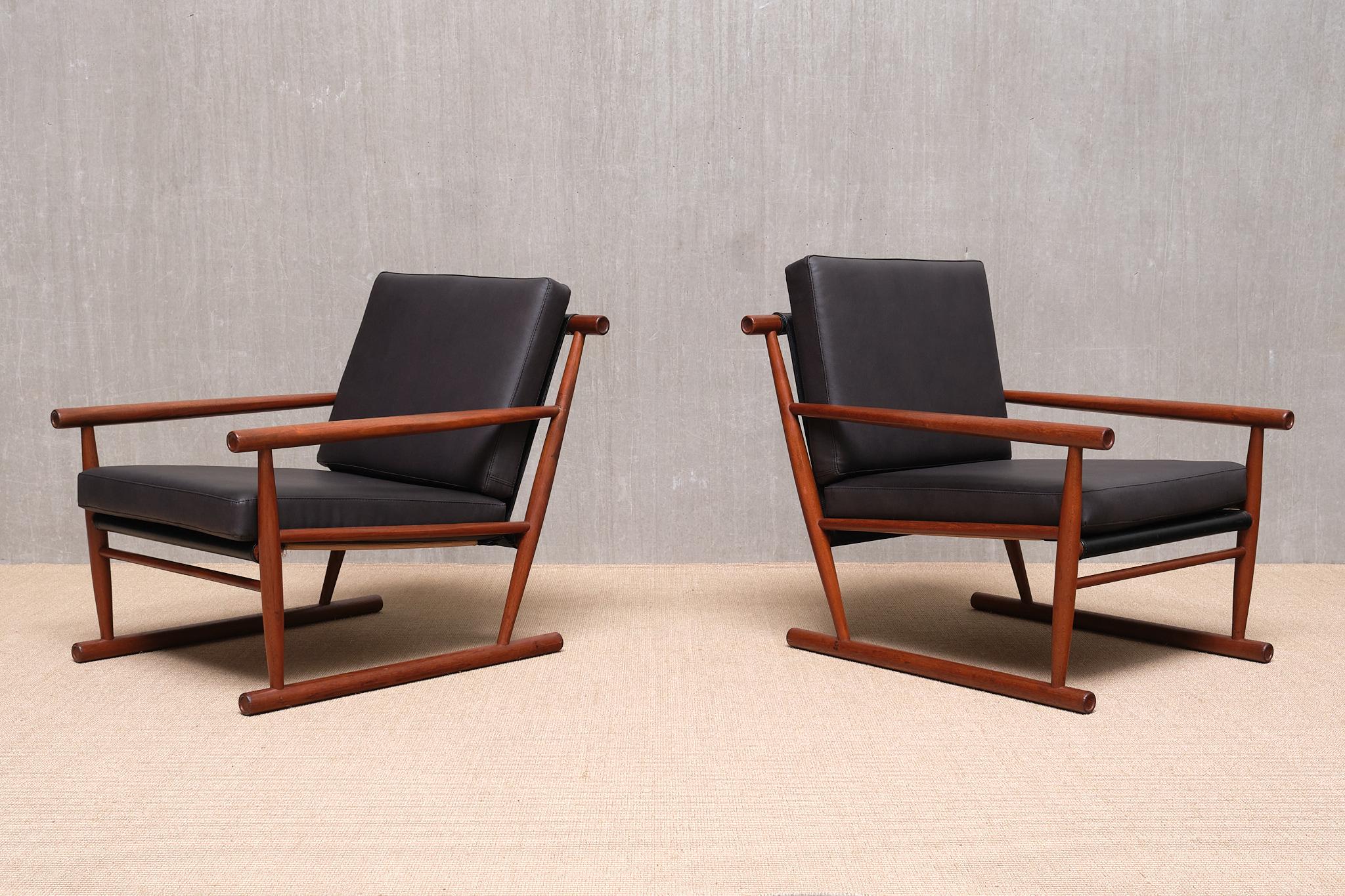 Coppia scultorea di poltrone moderne scandinave in teak con gambe a correre, anni '50 in vendita 8