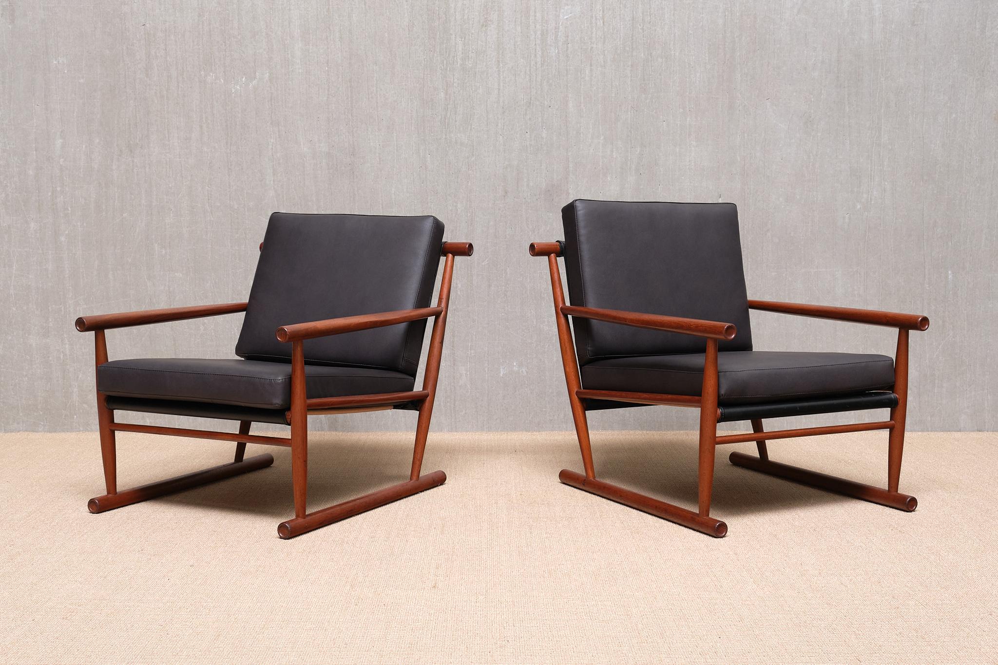 Questa rara coppia di poltrone scultoree è stata progettata e prodotta in Scandinavia negli anni Cinquanta.

Il design di grande impatto è caratterizzato da un'elegante e scultorea struttura in legno di teak, con guide rotonde e delicatamente