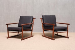Coppia scultorea di poltrone moderne scandinave in teak con gambe a correre, anni '50