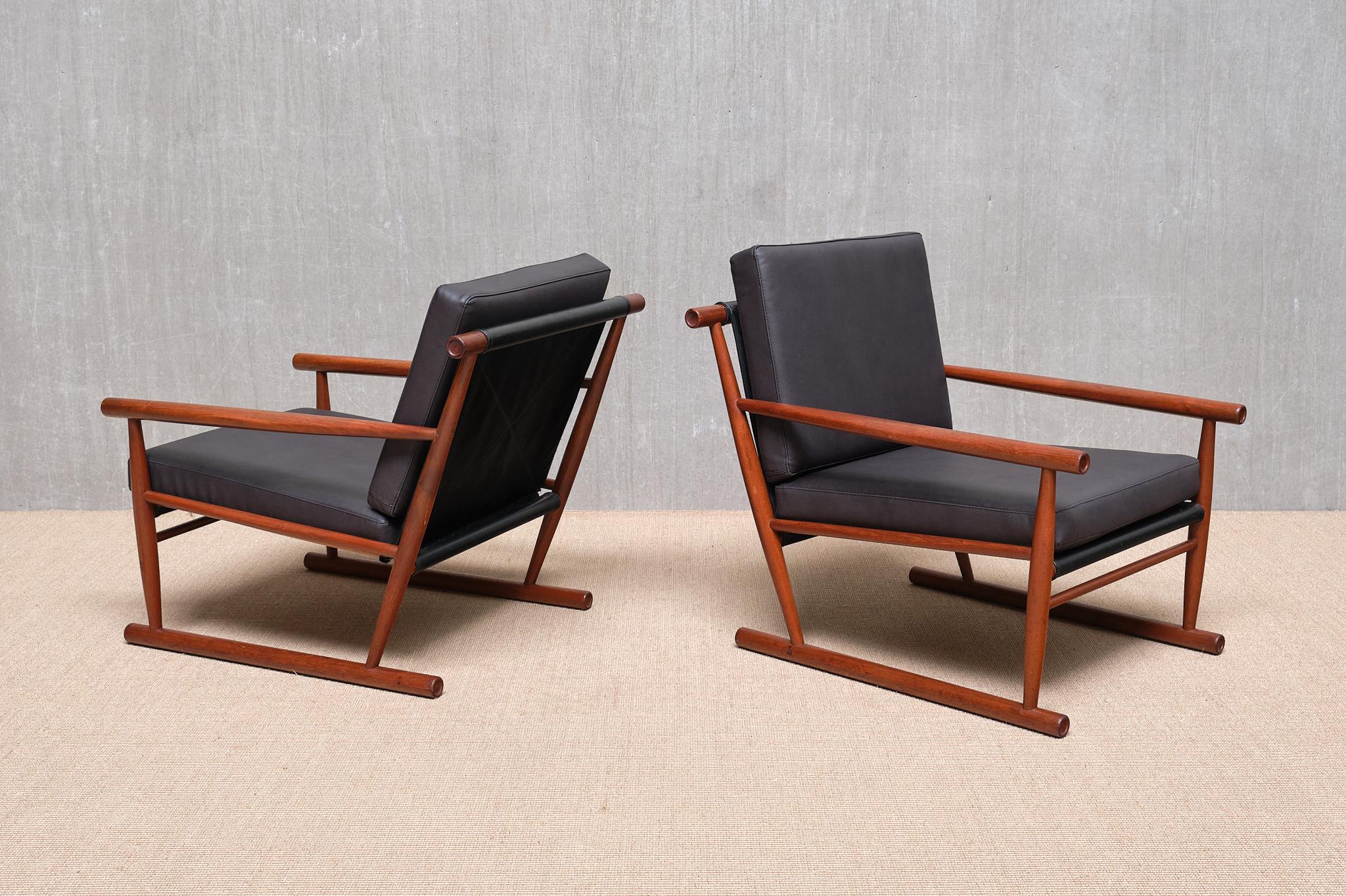 Mid-Century moderno Coppia scultorea di poltrone moderne scandinave in teak con gambe a correre, anni '50 in vendita