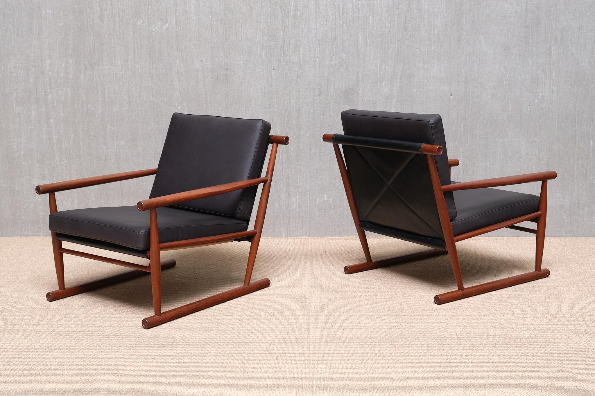 Scandinavo Coppia scultorea di poltrone moderne scandinave in teak con gambe a correre, anni '50 in vendita