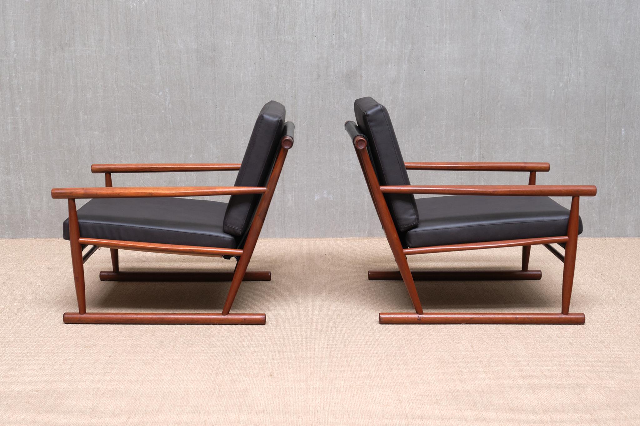 Coppia scultorea di poltrone moderne scandinave in teak con gambe a correre, anni '50 In condizioni buone in vendita a The Hague, NL