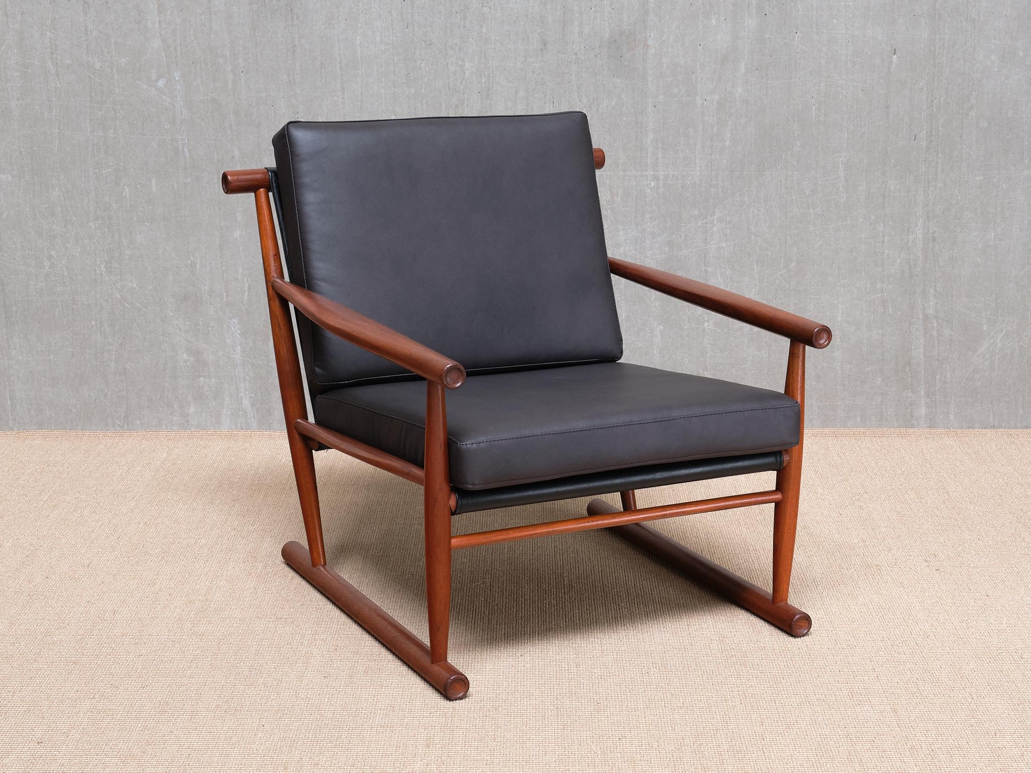 Metà XX secolo Coppia scultorea di poltrone moderne scandinave in teak con gambe a correre, anni '50 in vendita