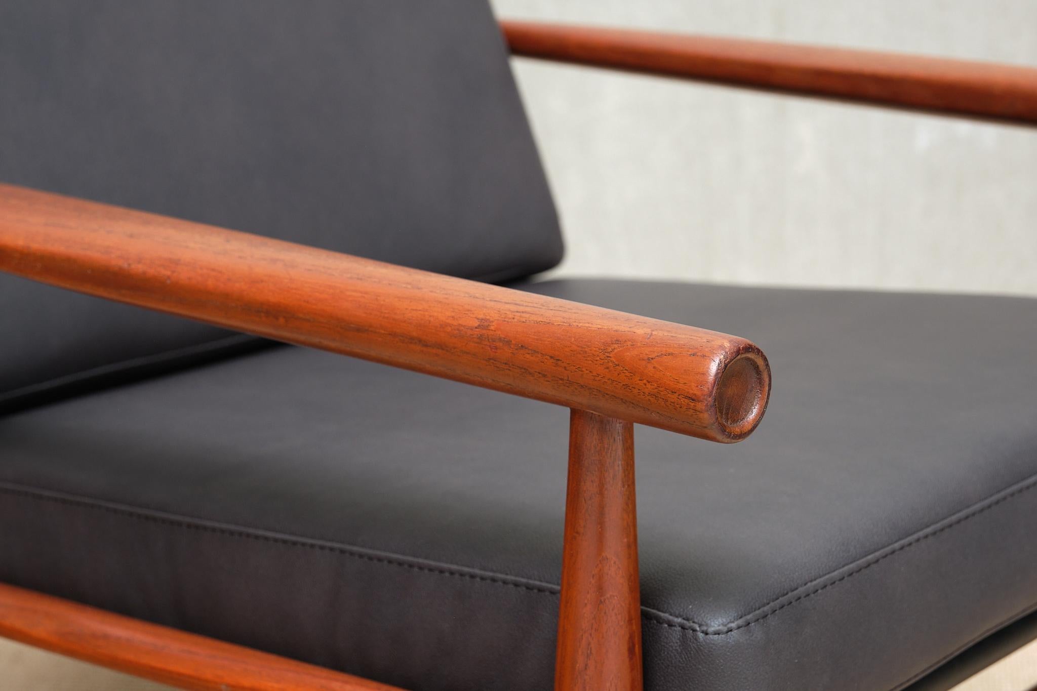 Coppia scultorea di poltrone moderne scandinave in teak con gambe a correre, anni '50 in vendita 1