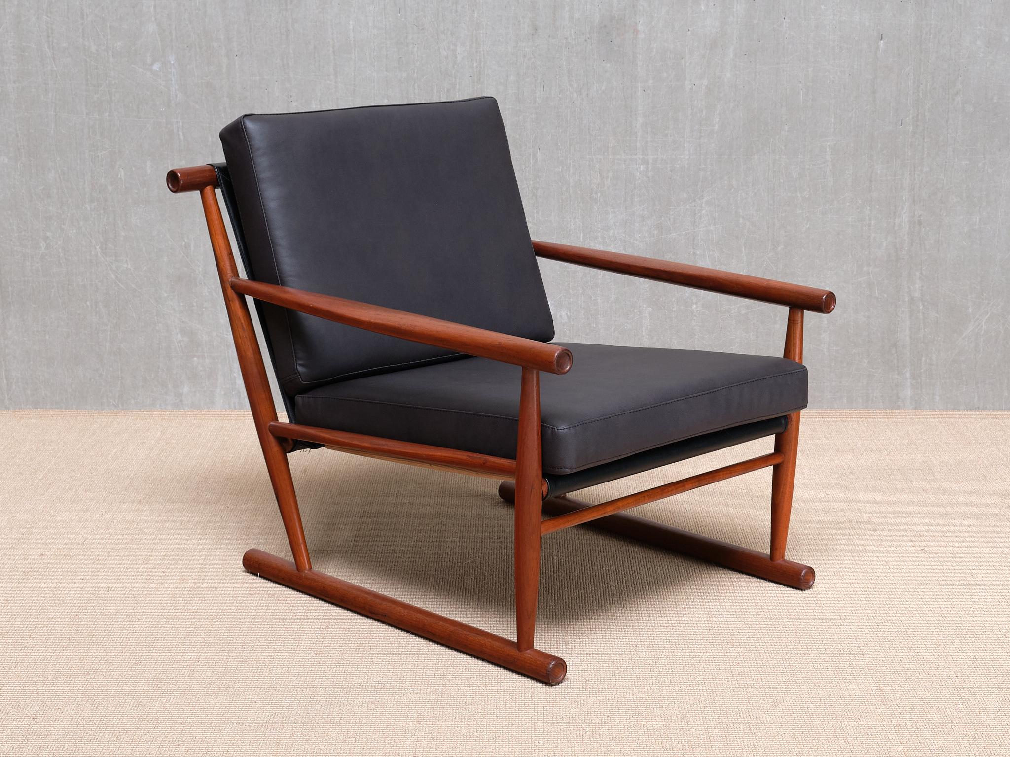 Coppia scultorea di poltrone moderne scandinave in teak con gambe a correre, anni '50 in vendita 2