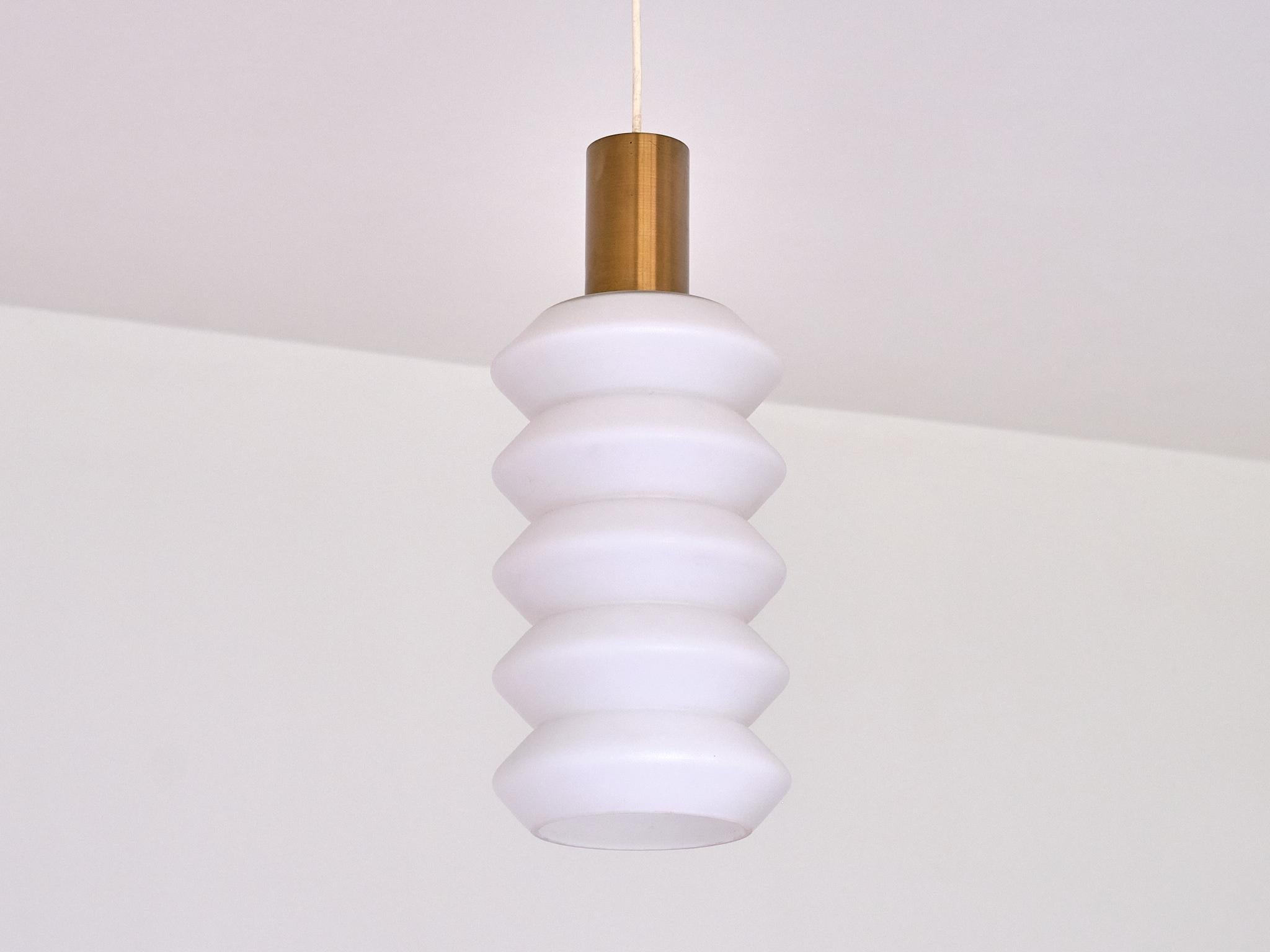 Coppia scultorea di pendenti moderni svedesi in vetro opalino e ottone, anni '50 in vendita 3