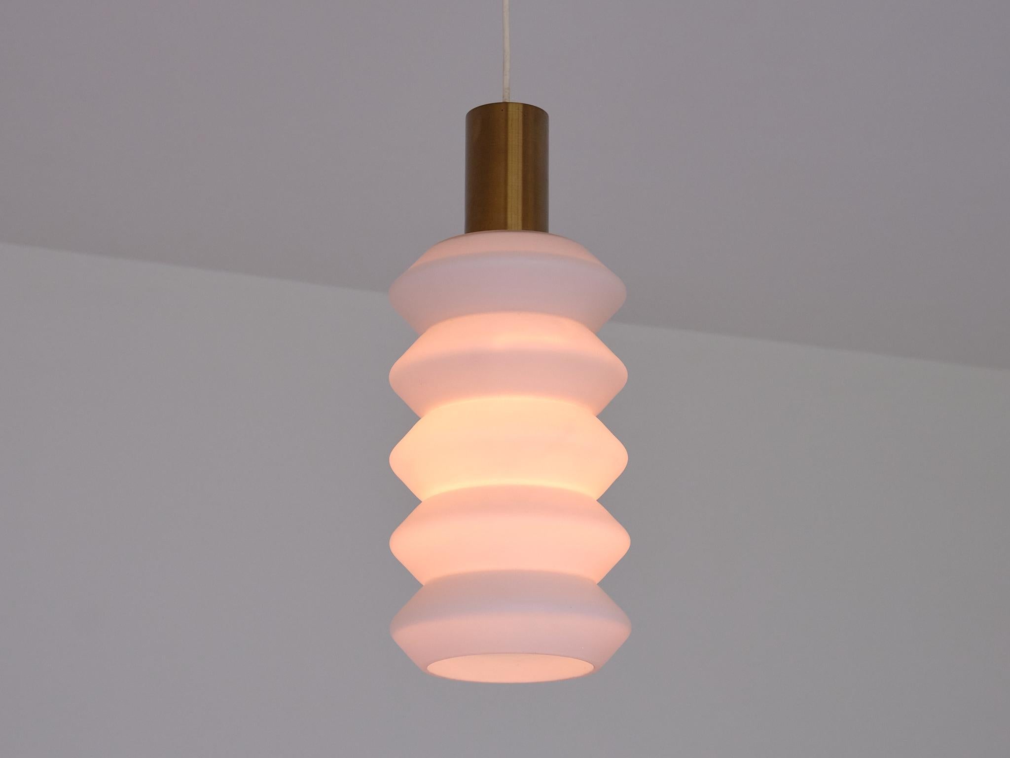 Coppia scultorea di pendenti moderni svedesi in vetro opalino e ottone, anni '50 in vendita 5