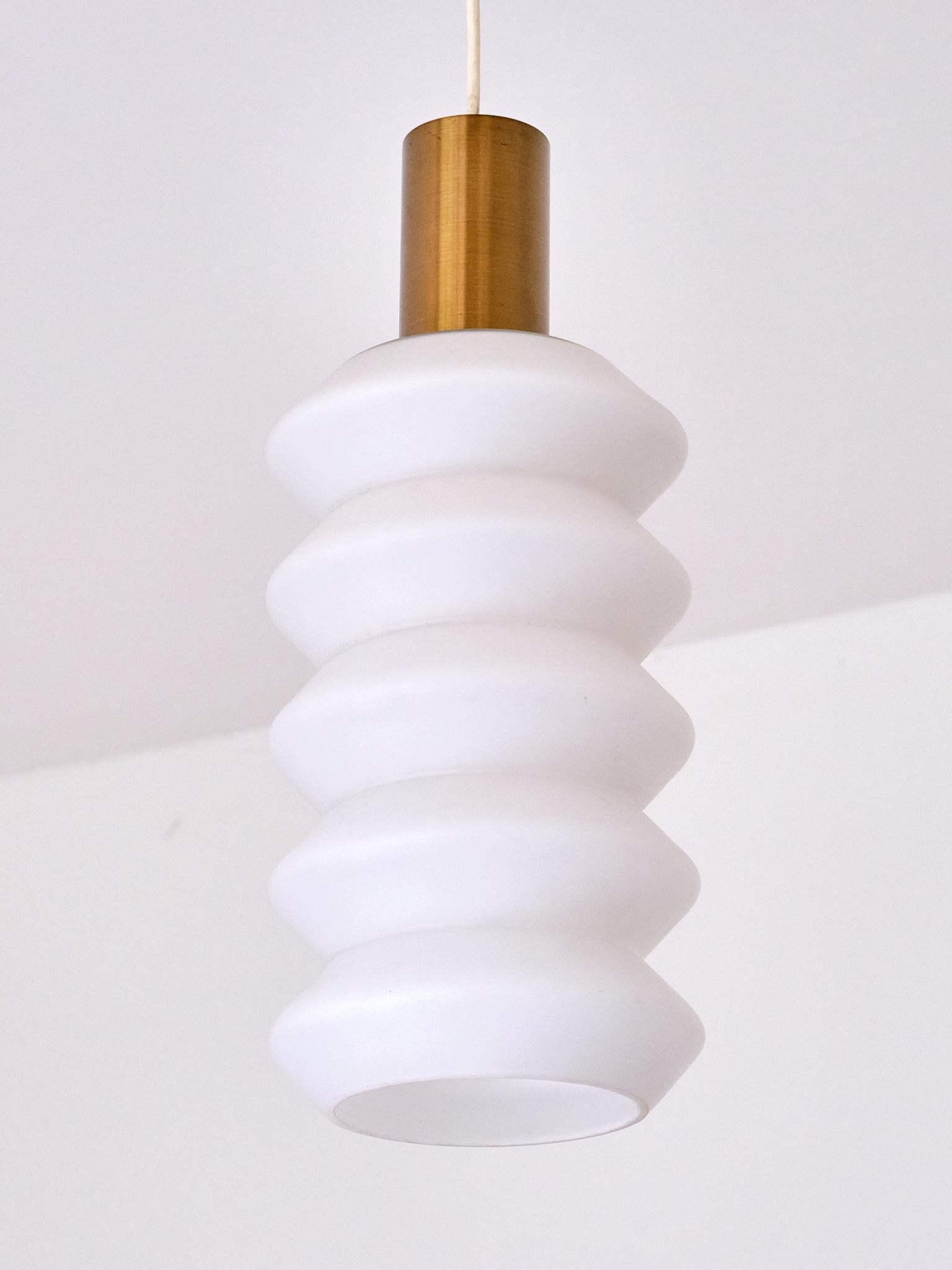 Coppia scultorea di pendenti moderni svedesi in vetro opalino e ottone, anni '50 in vendita 7