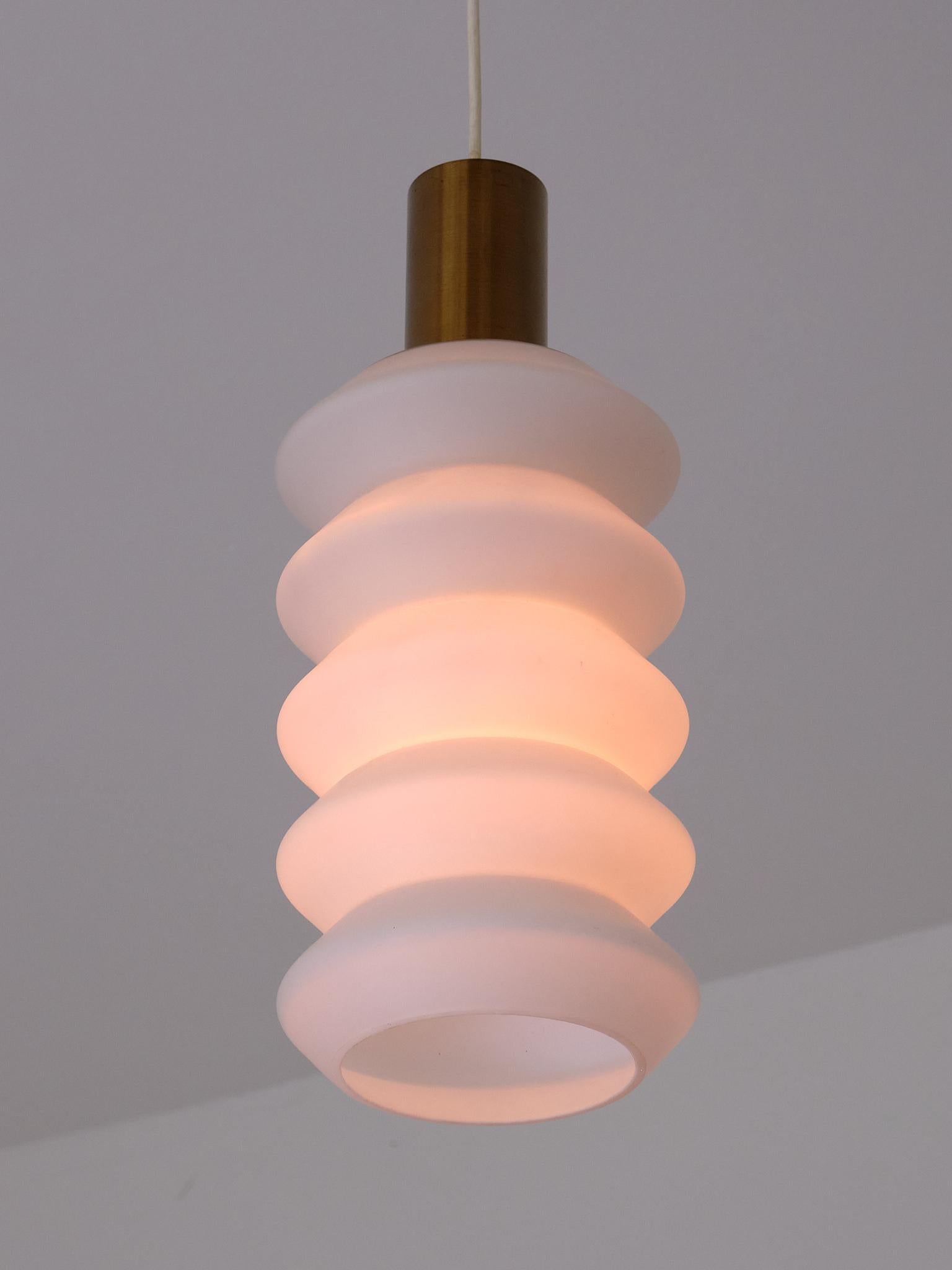 Scandinavo moderno Coppia scultorea di pendenti moderni svedesi in vetro opalino e ottone, anni '50 in vendita