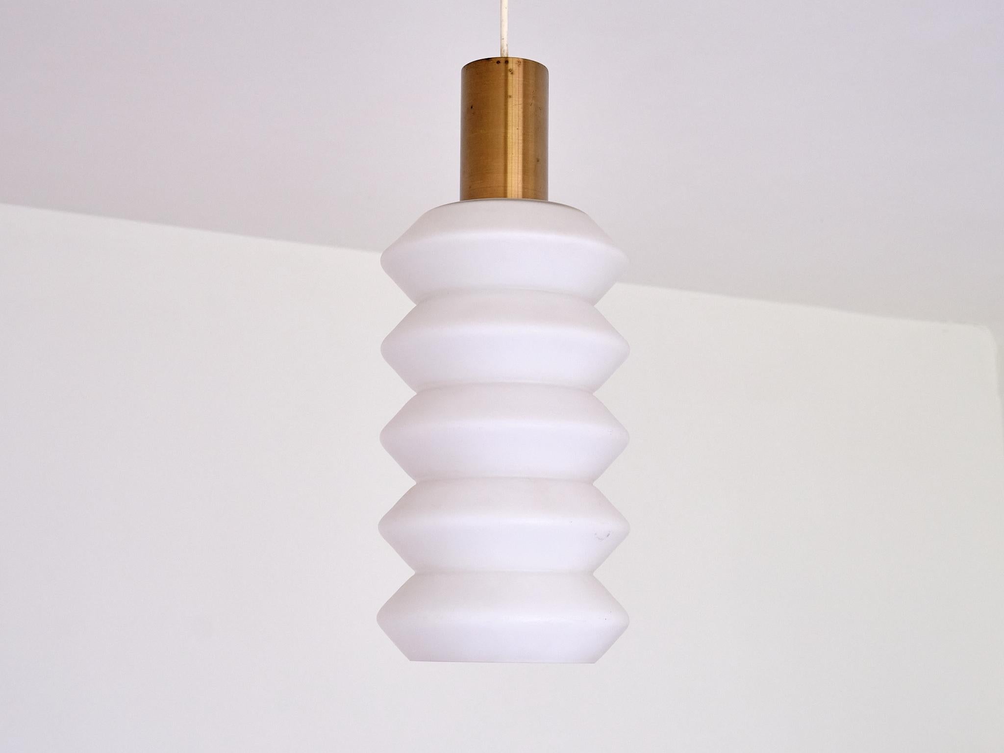 Svedese Coppia scultorea di pendenti moderni svedesi in vetro opalino e ottone, anni '50 in vendita