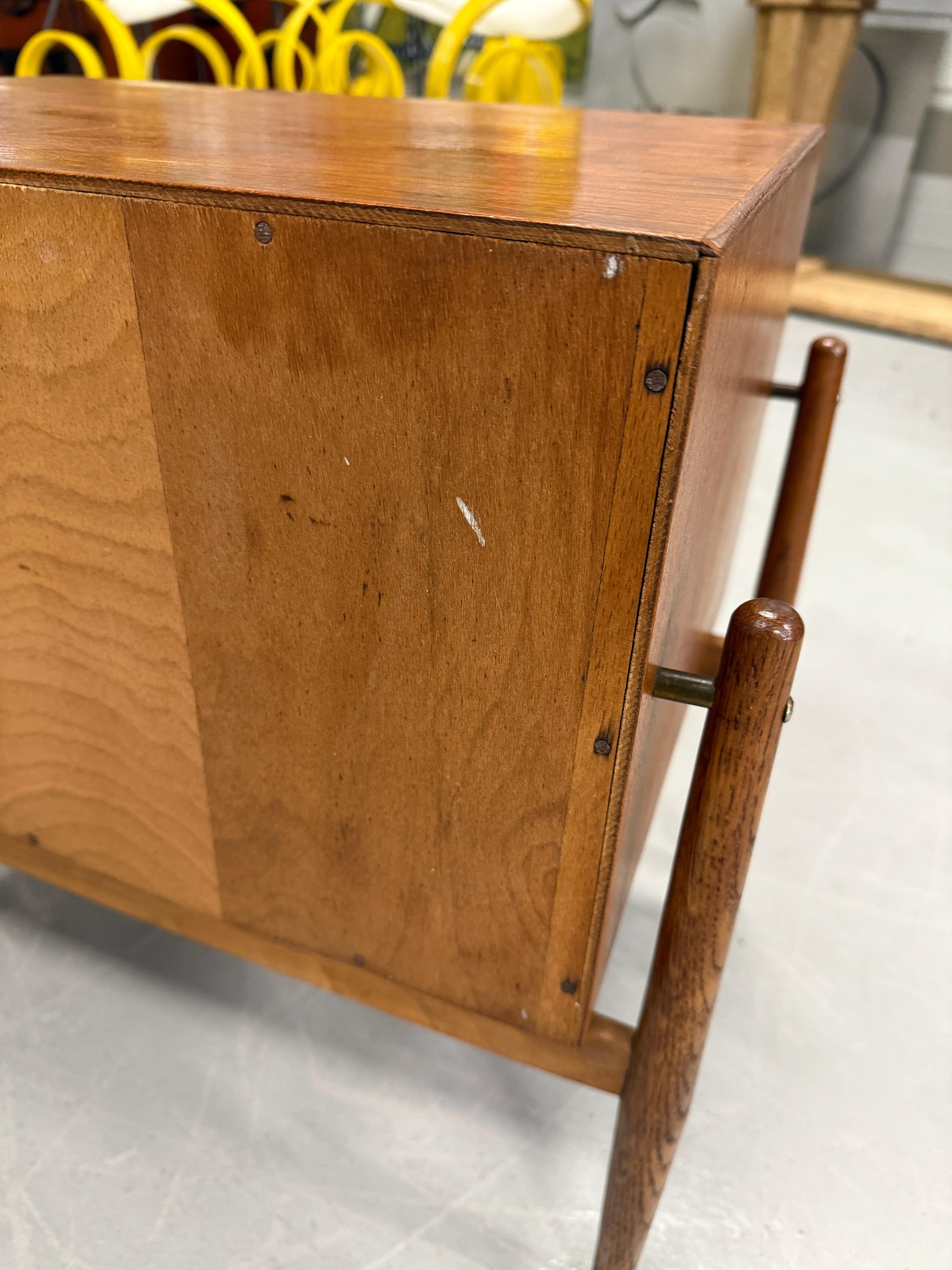 Paire de sculptures  Tables de chevet en teck en vente 5
