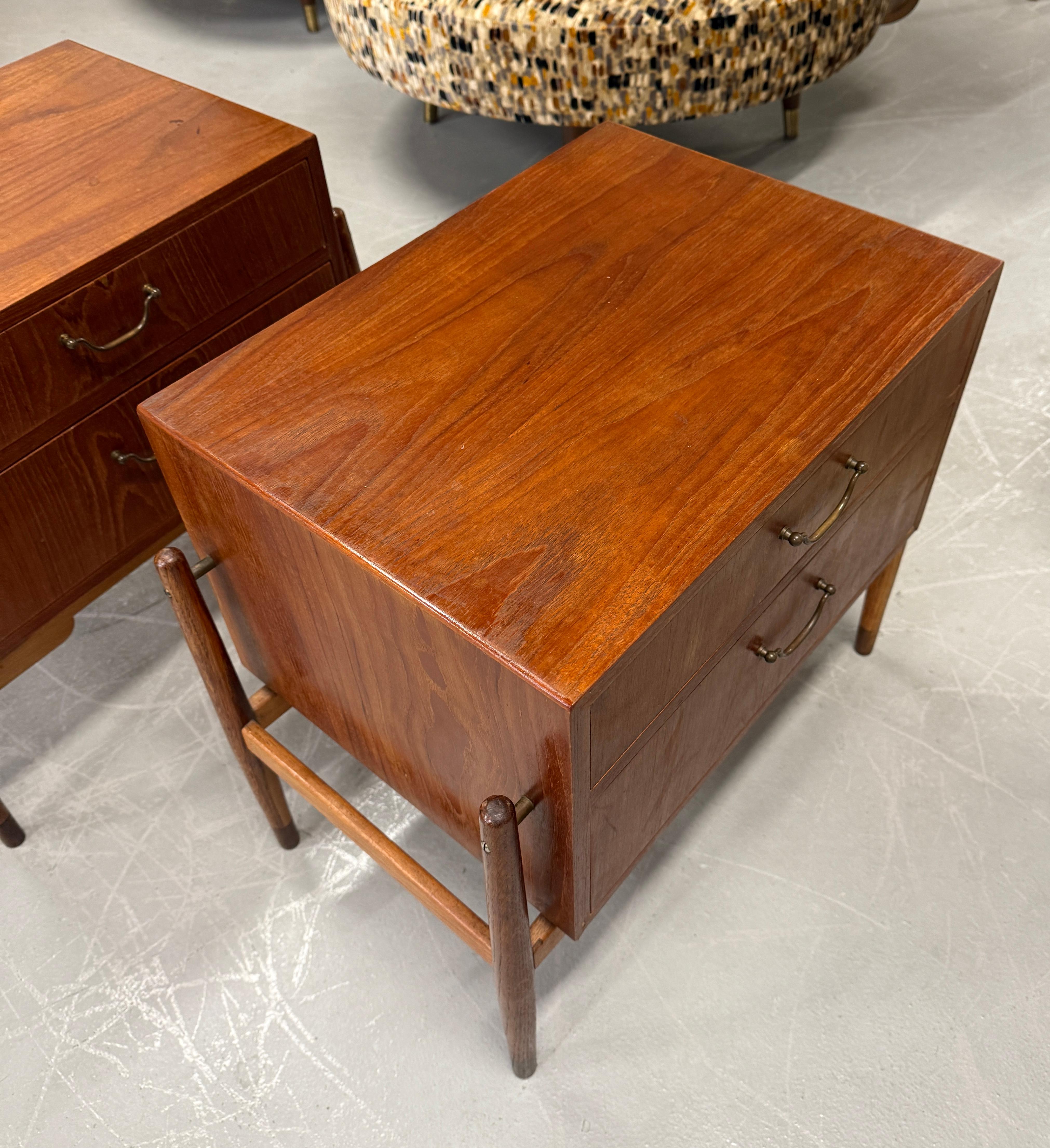 Paire de sculptures  Tables de chevet en teck en vente 6