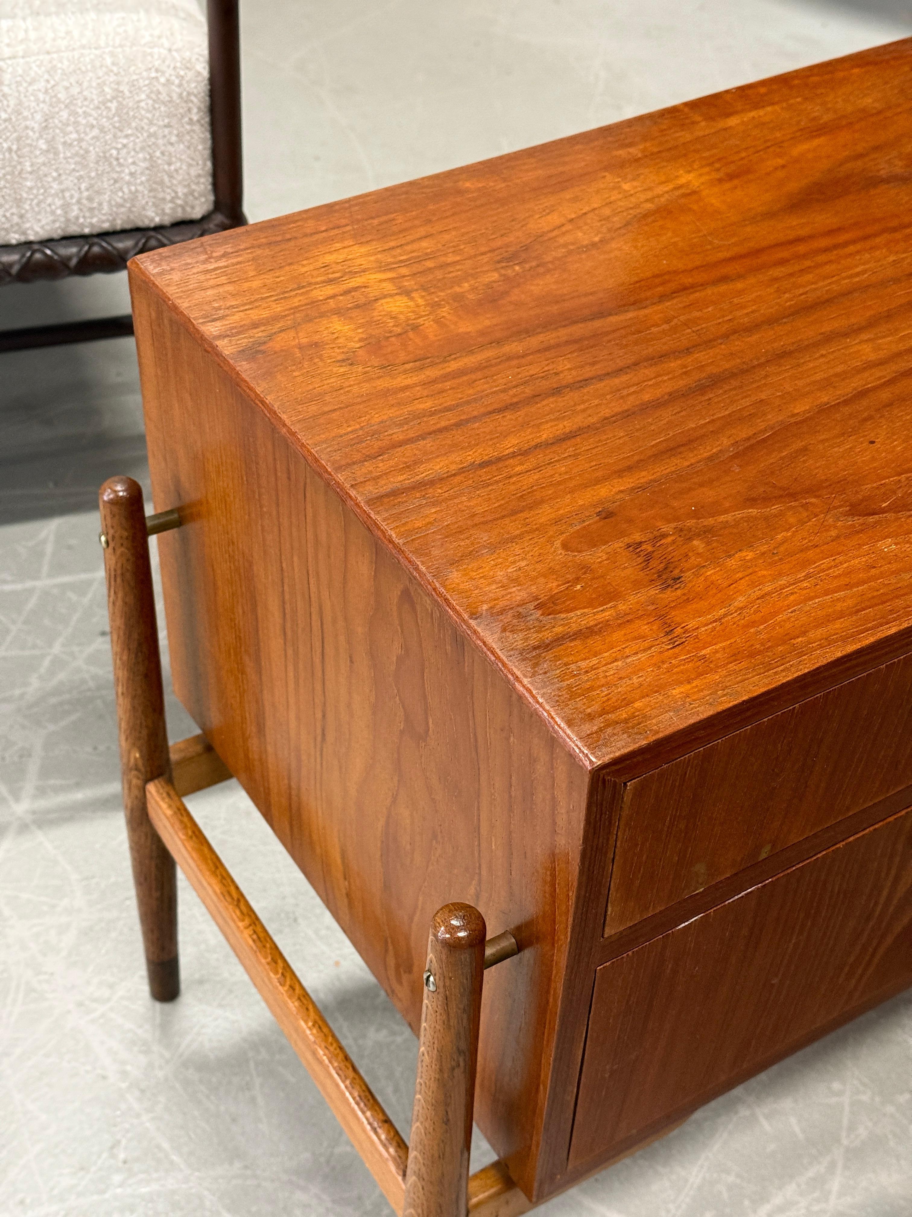 Paire de sculptures  Tables de chevet en teck en vente 8