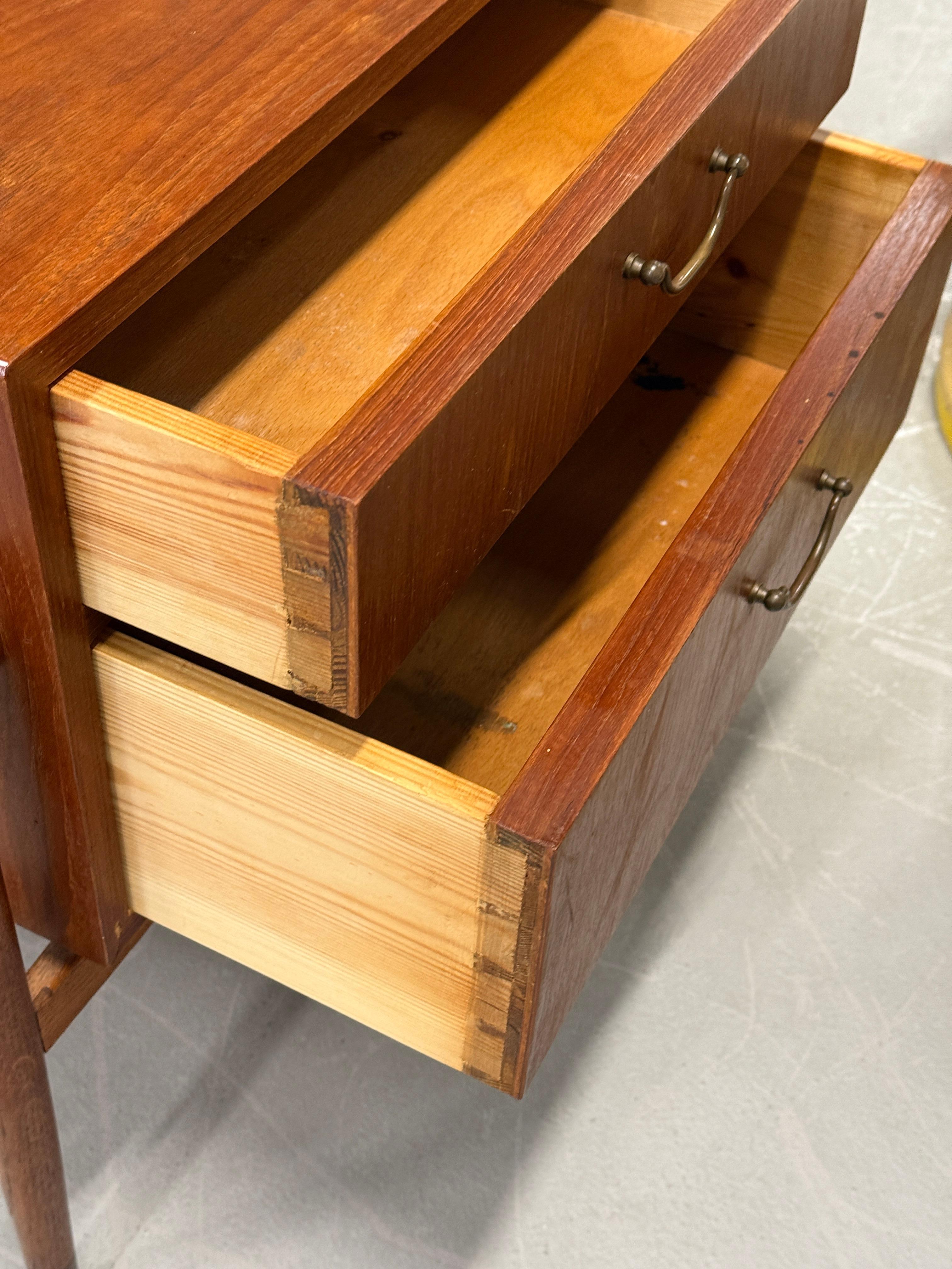 Paire de sculptures  Tables de chevet en teck en vente 9
