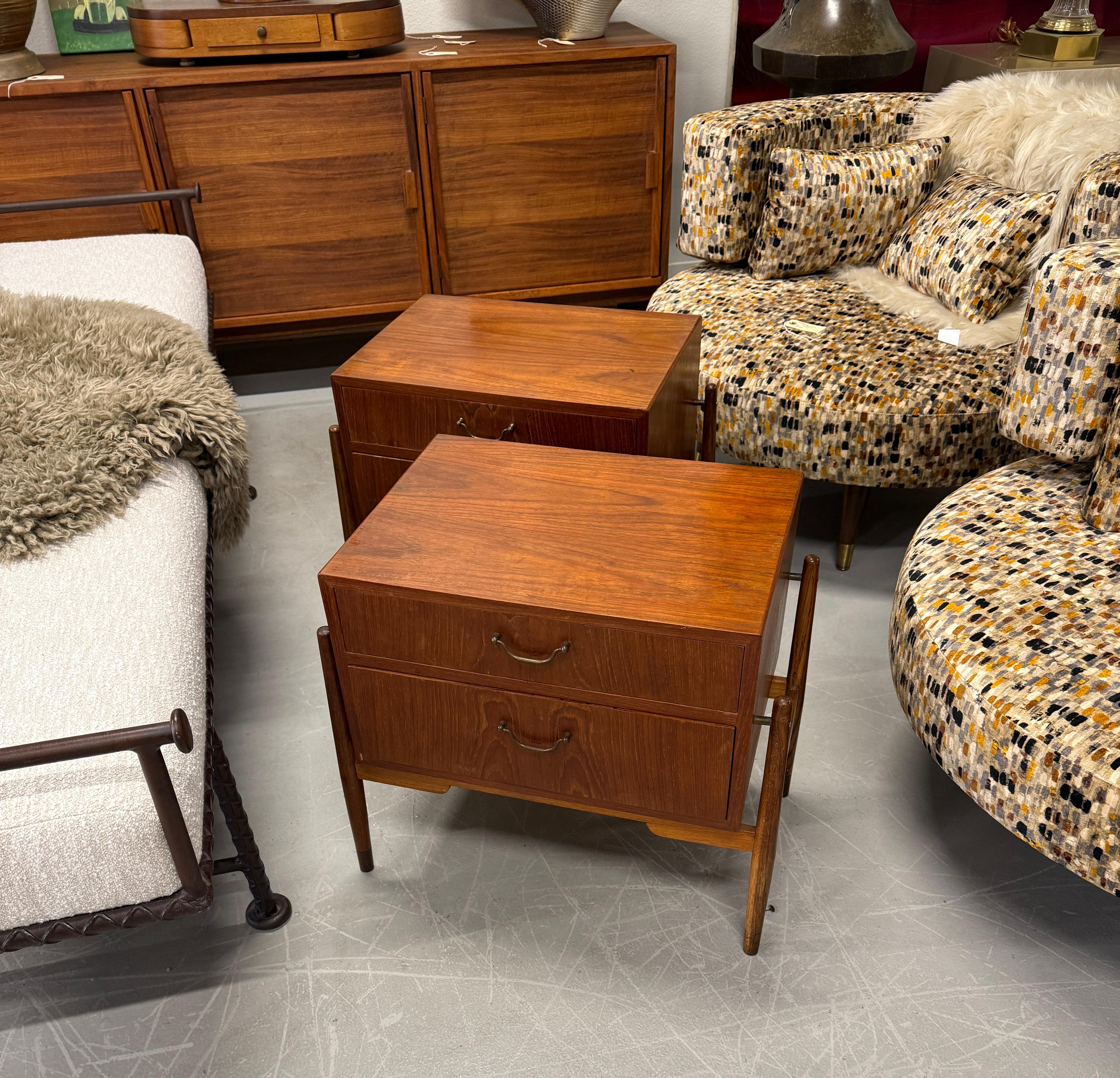 Paire de sculptures  Tables de chevet en teck en vente 11