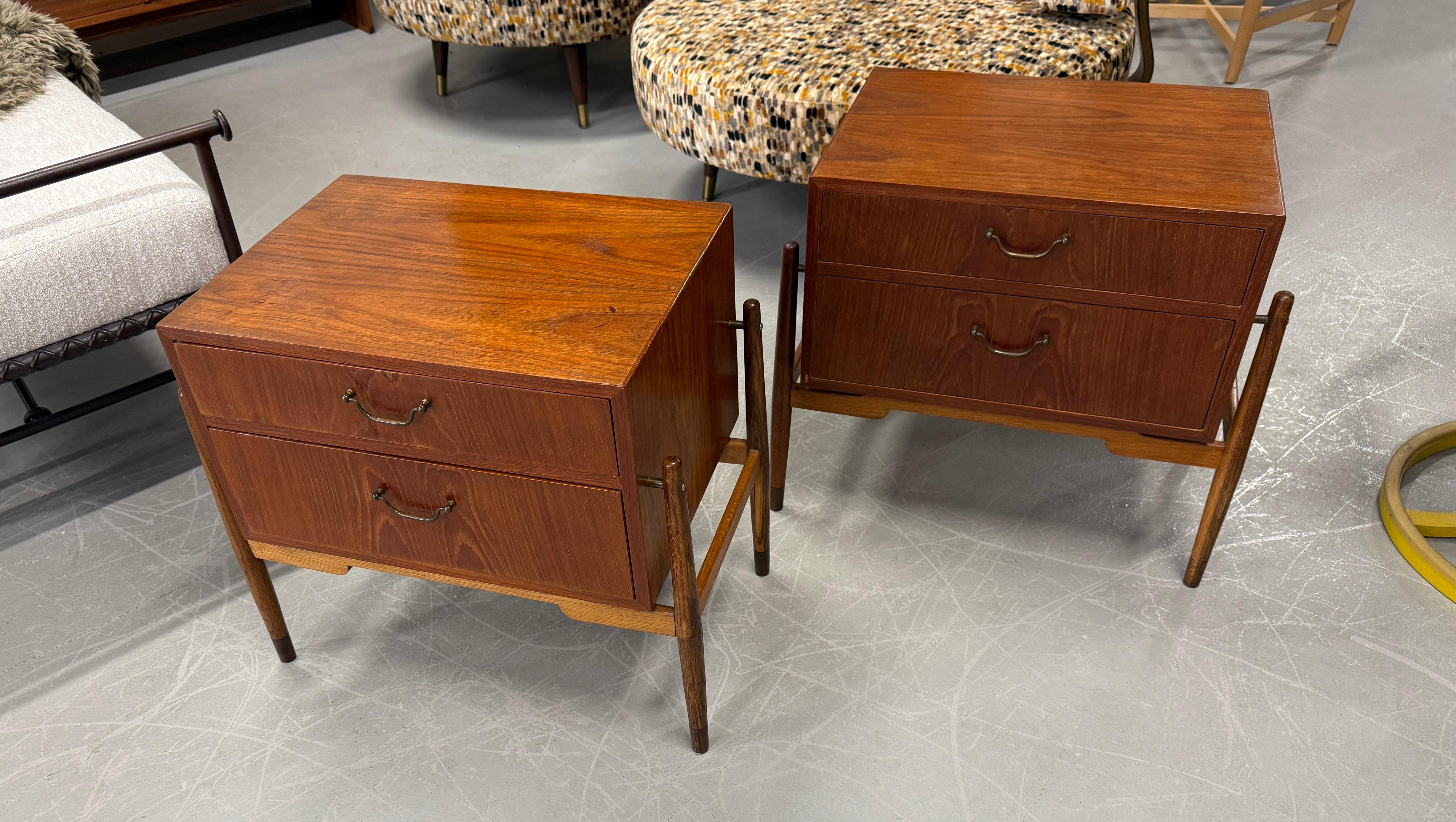 Une belle paire sculpturale de tables de nuit à 2 tiroirs en teck et chêne des années 1960. Nous ne savons pas exactement qui a conçu cette paire élégante, mais elle est bien fabriquée avec des supports en chêne et des plateaux et côtés en teck. Ils