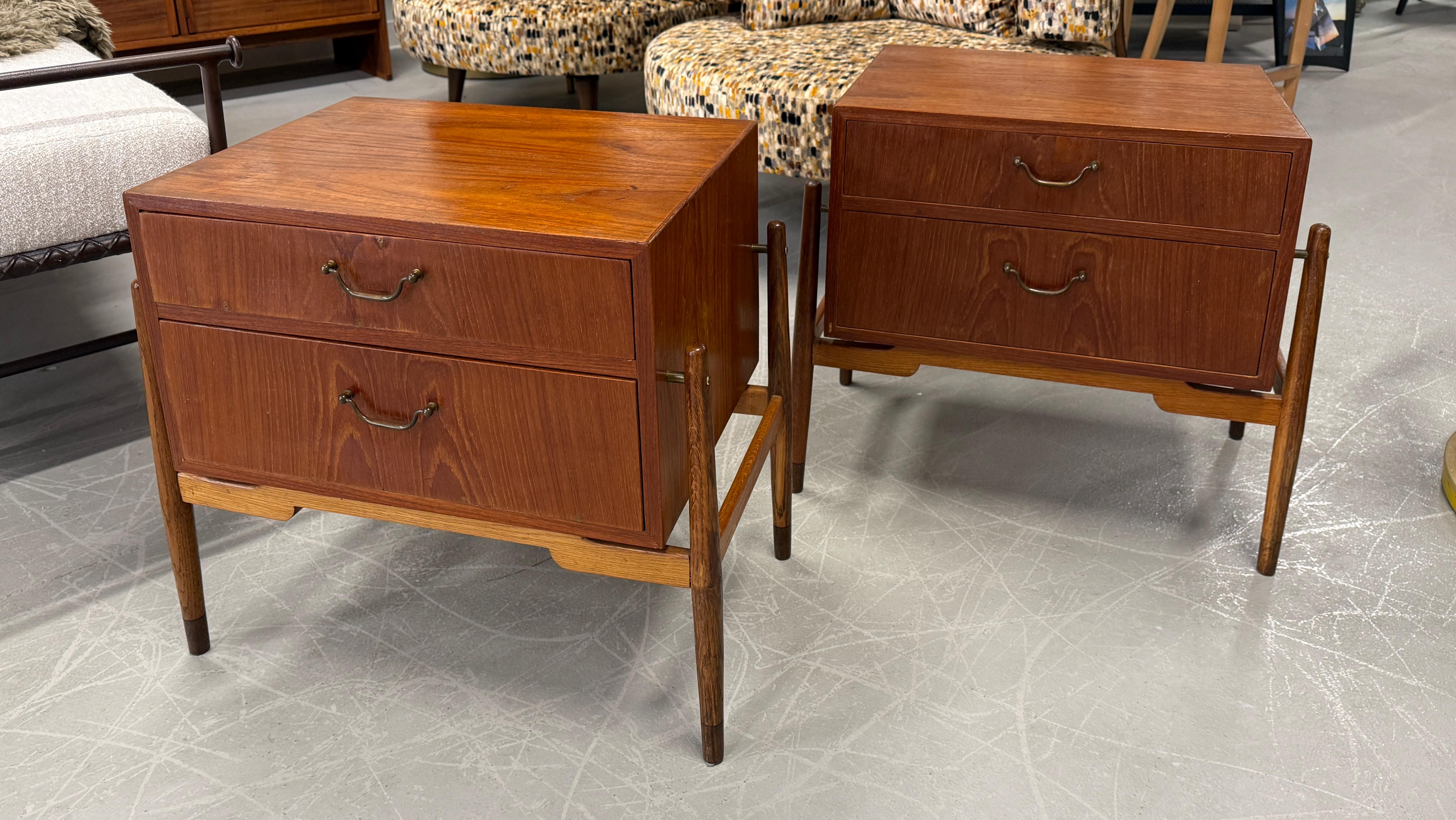 Danois Paire de sculptures  Tables de chevet en teck en vente