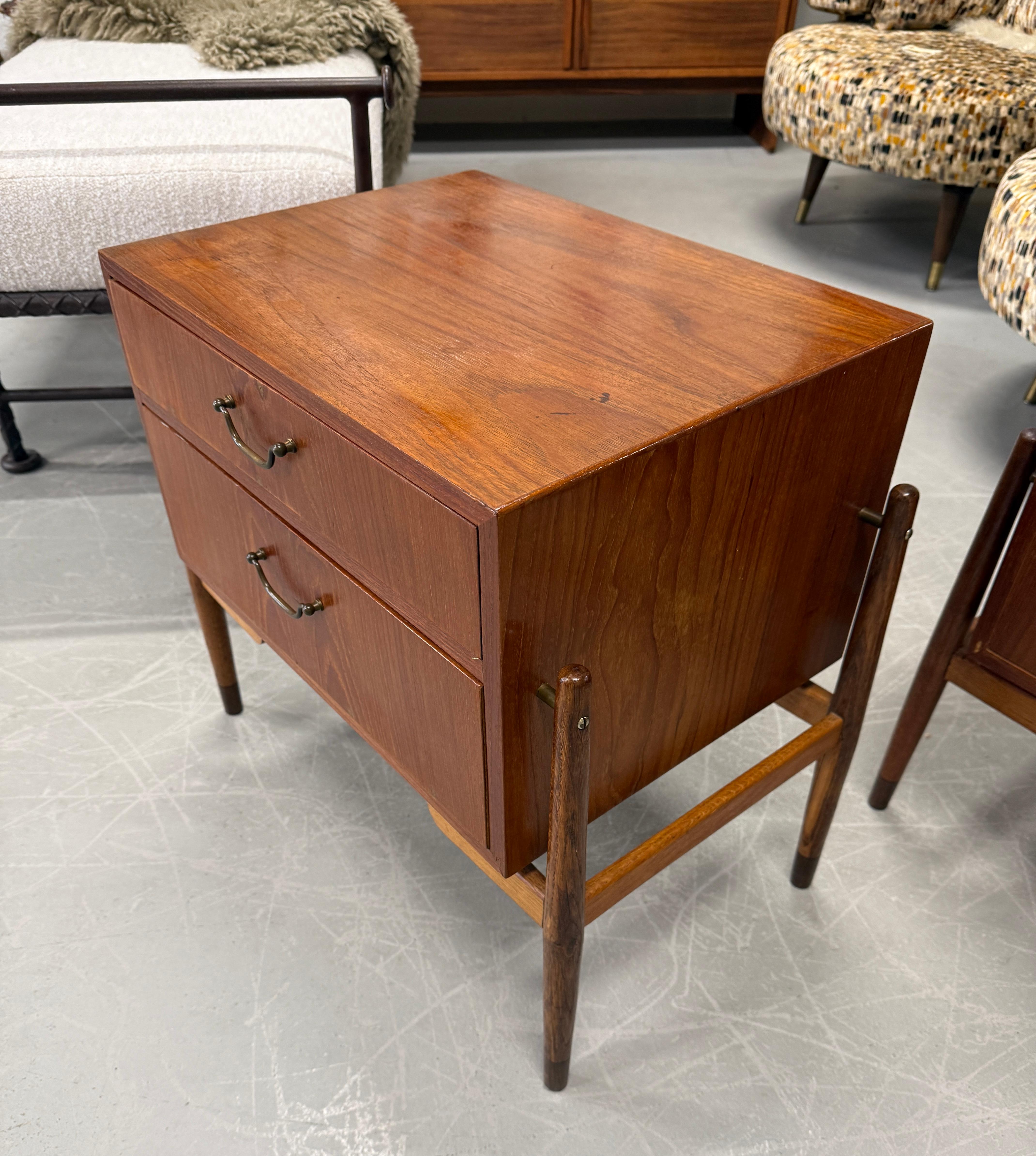 Fait main Paire de sculptures  Tables de chevet en teck en vente