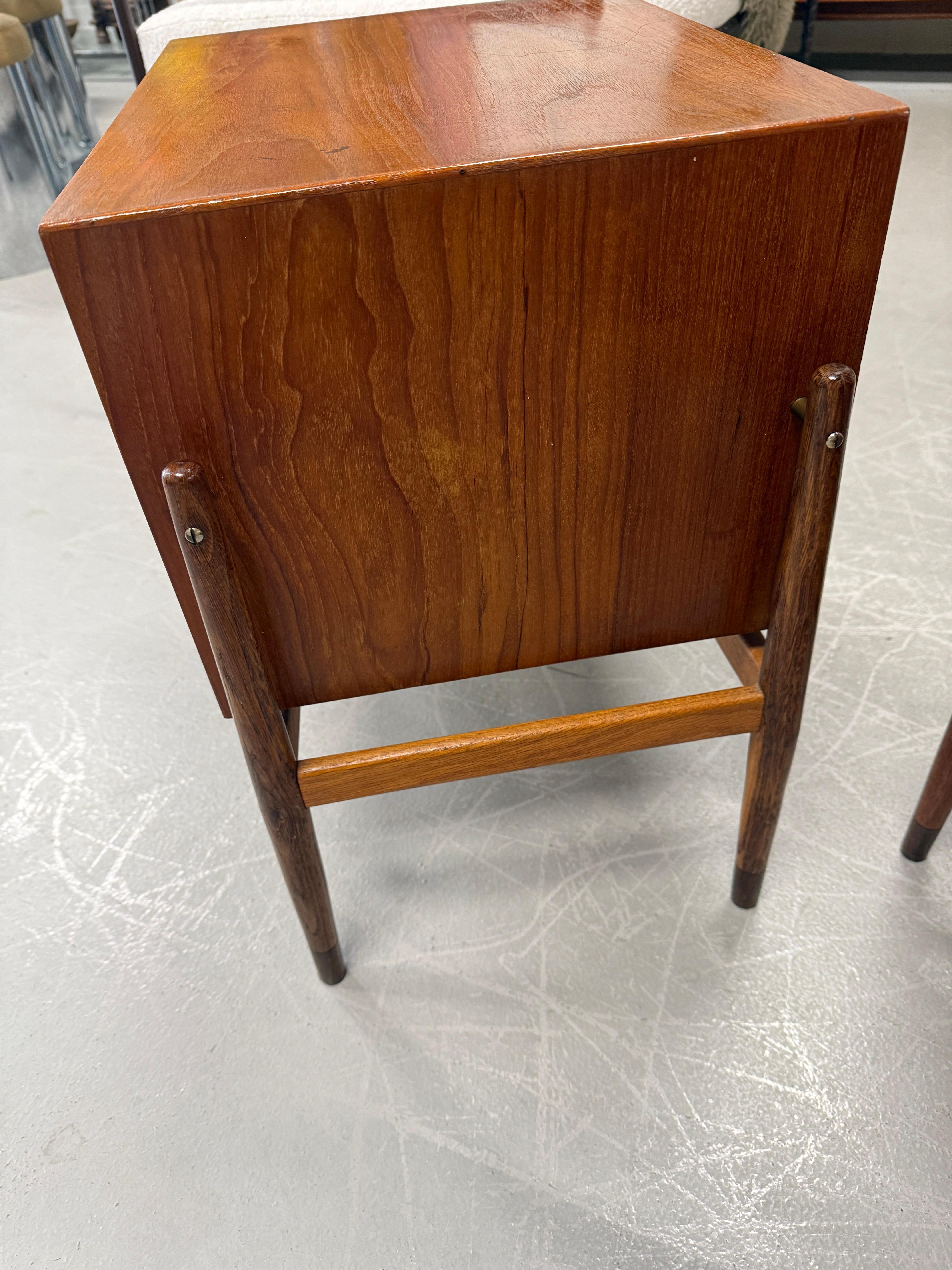 20ième siècle Paire de sculptures  Tables de chevet en teck en vente
