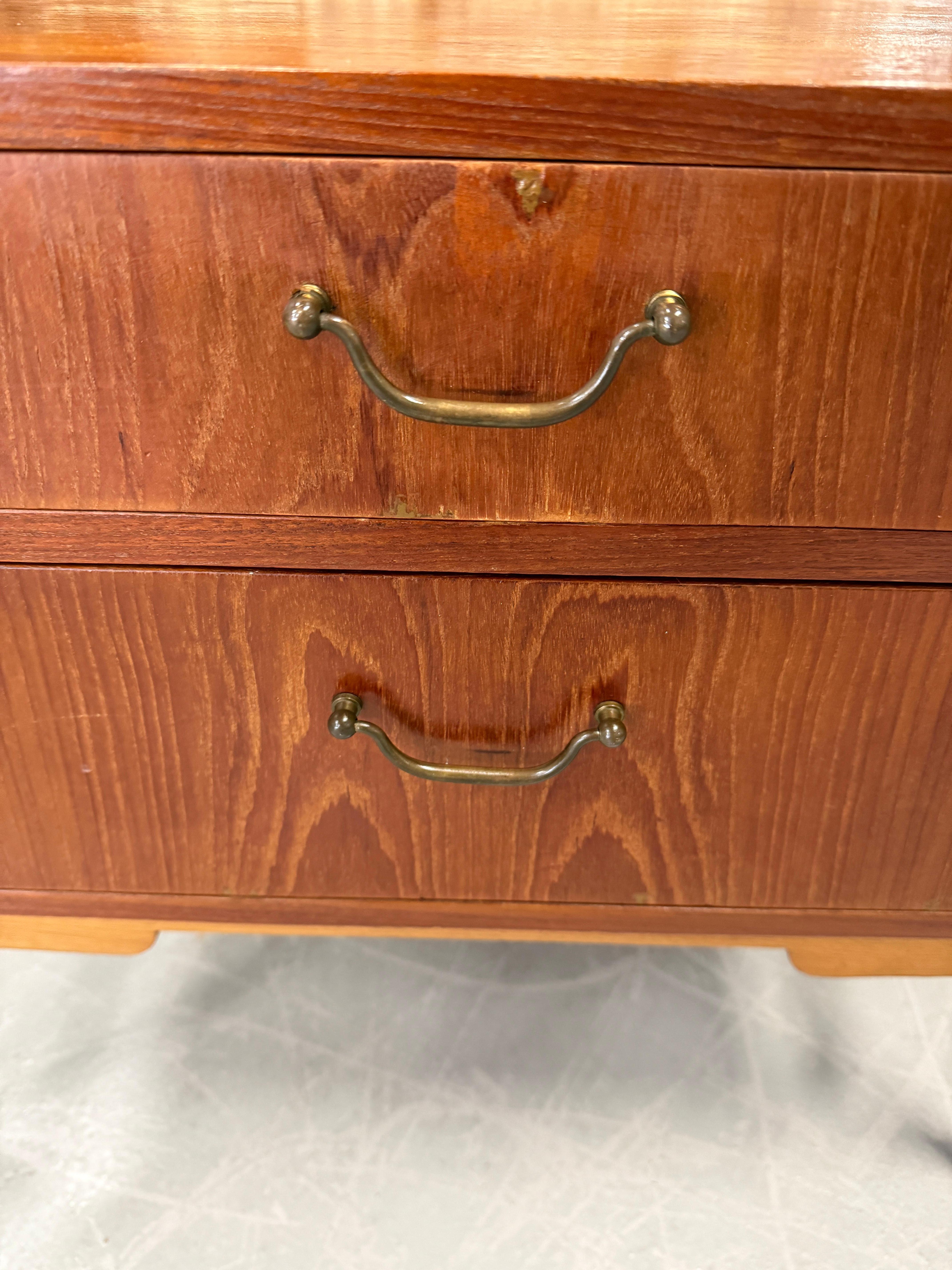Paire de sculptures  Tables de chevet en teck en vente 1