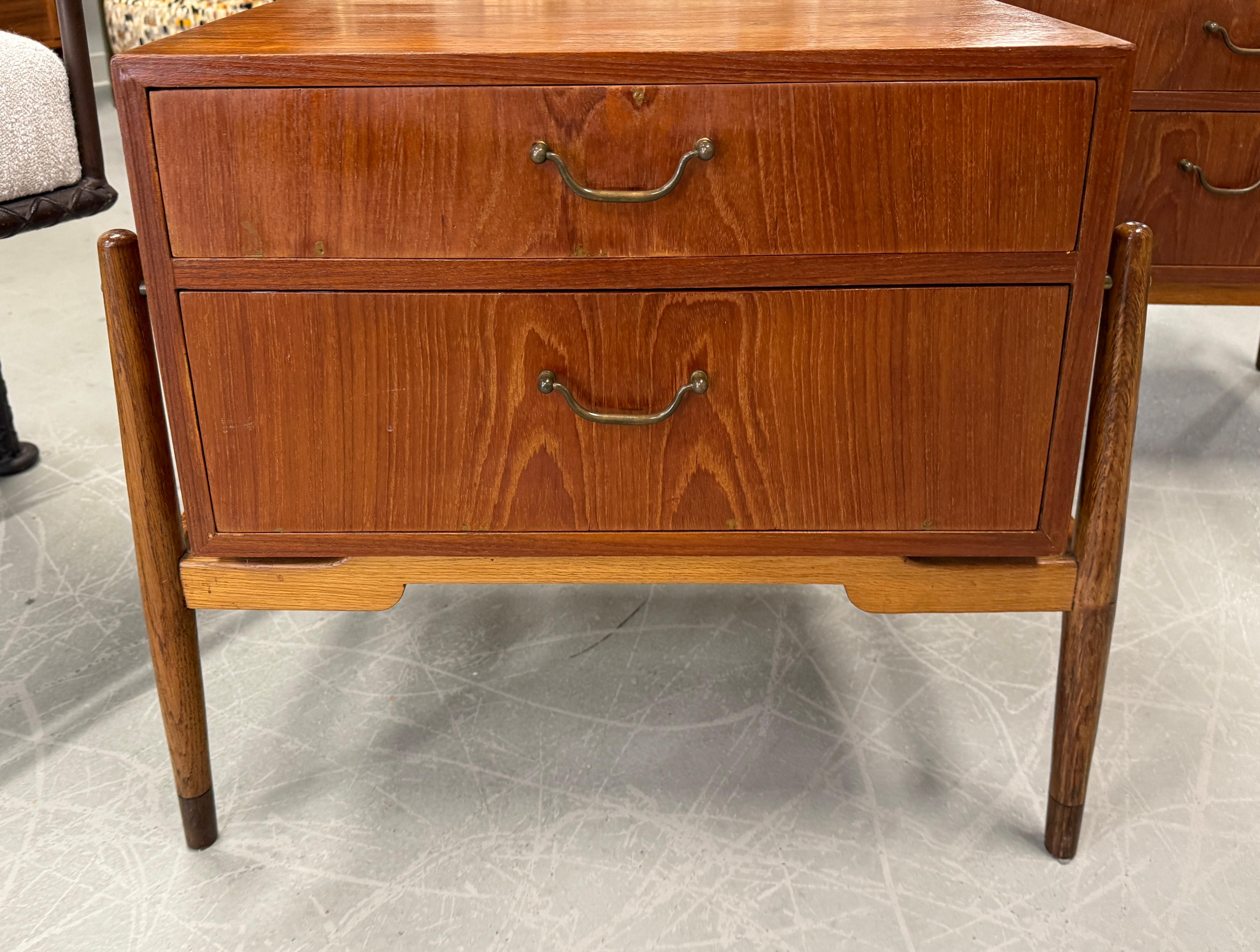 Paire de sculptures  Tables de chevet en teck en vente 2