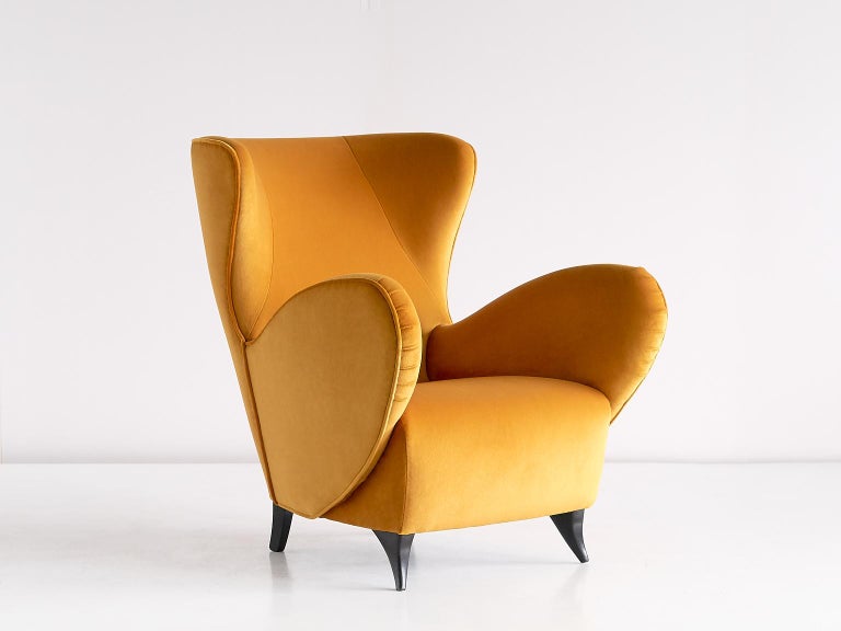 Sculptural Pair of Turin School Wingback Armchairs in Gold Velvet, Italy, 1940s For Sale 3
