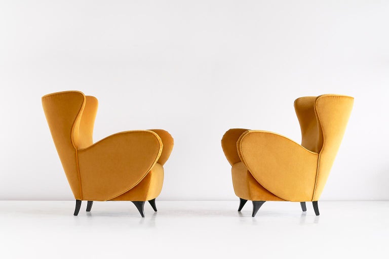 Italian Sculptural Pair of Turin School Wingback Armchairs in Gold Velvet, Italy, 1940s For Sale