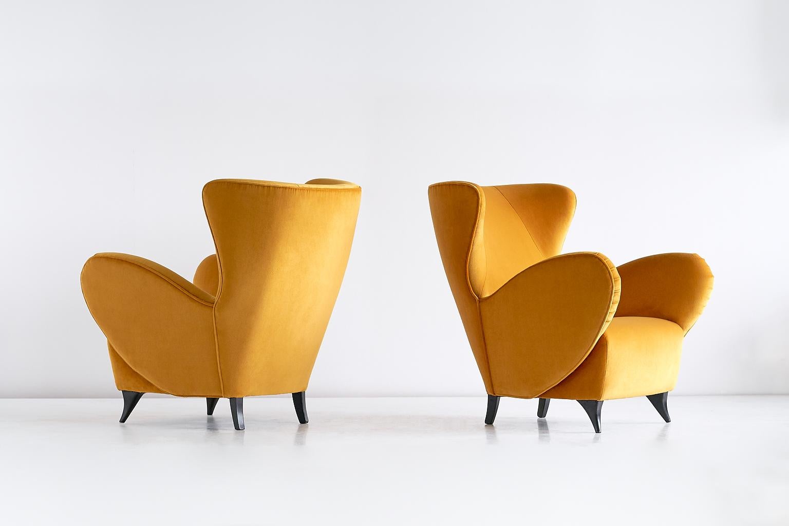Sculptural Pair of Turin School Wingback Armchairs in Gold Velvet, Italy, 1940s In Good Condition In The Hague, NL