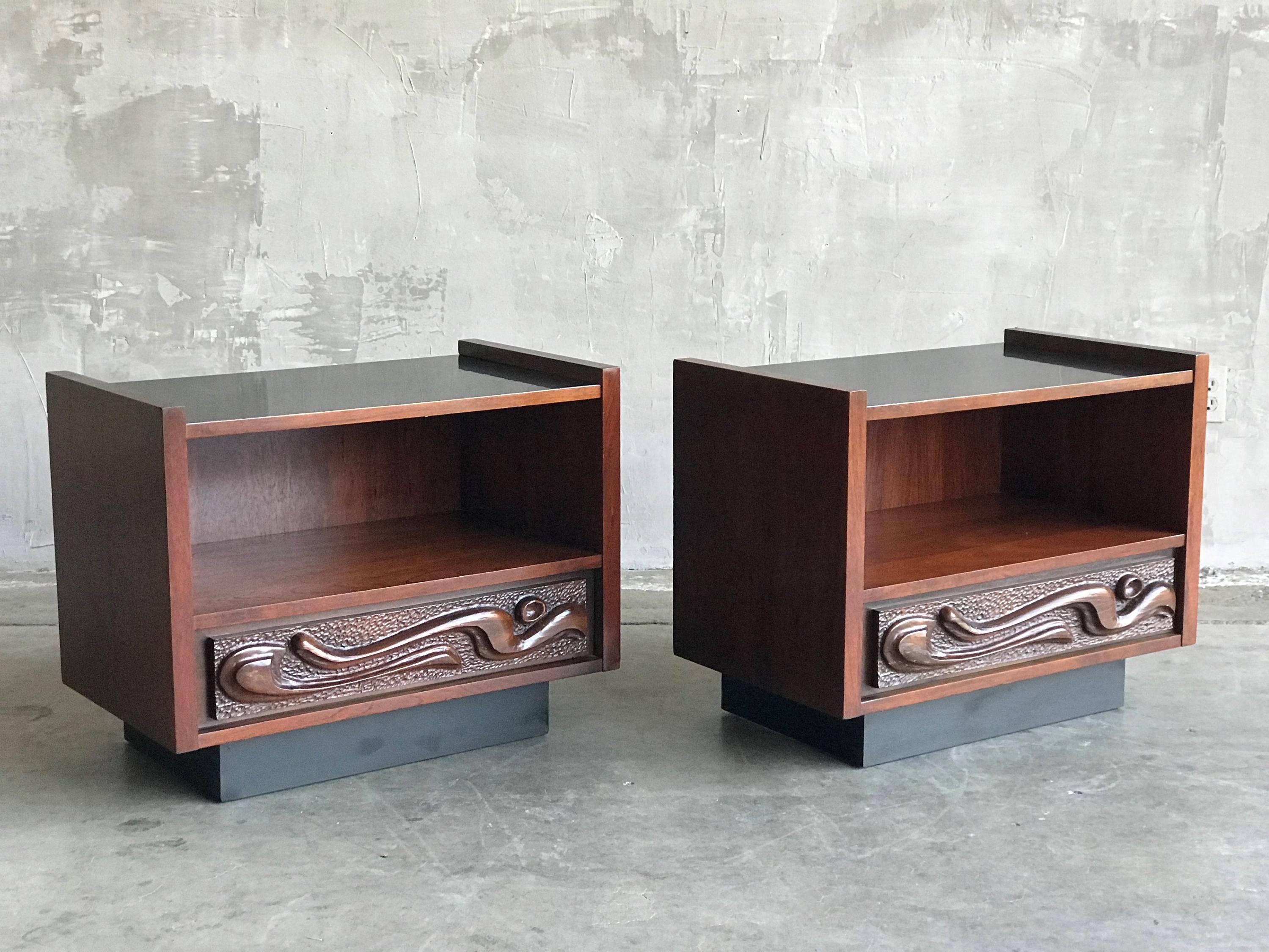 Cool sculptural pair of Witco style Oceanic sculptural nightstands by Pulanski. Very richly toned walnut case sitting on a black plinth base. Featuring black tops and a single drawer.