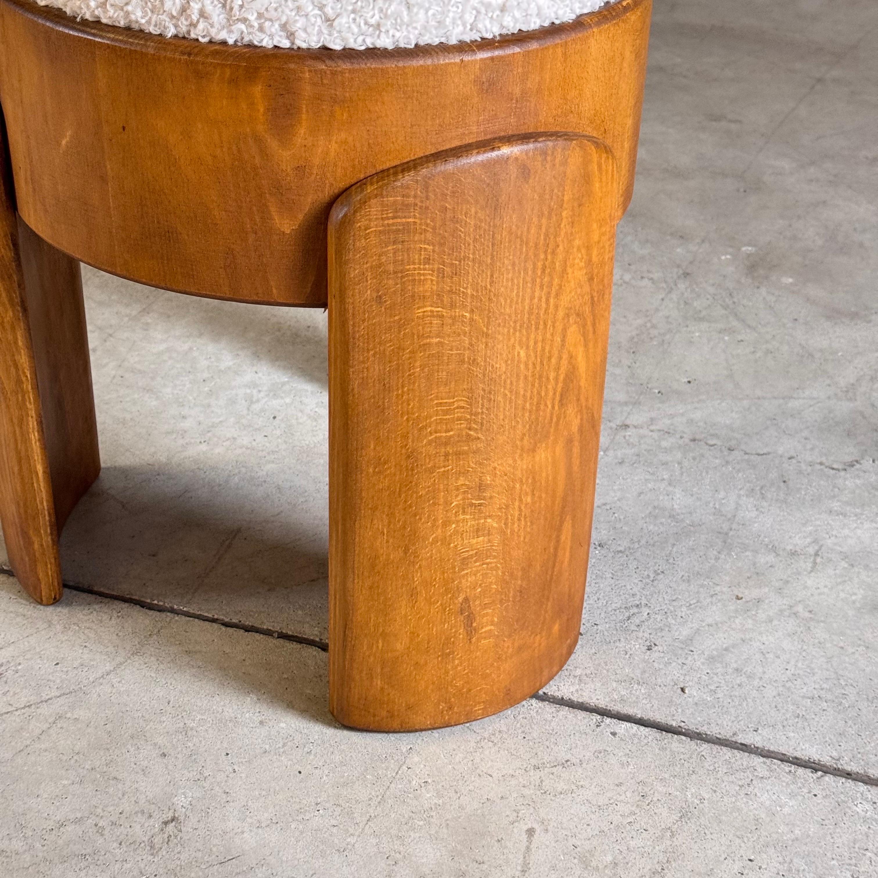Paire de tabourets sculpturaux en bois avec tapisserie luxueuse en fourrure de canard par FORME en vente 4