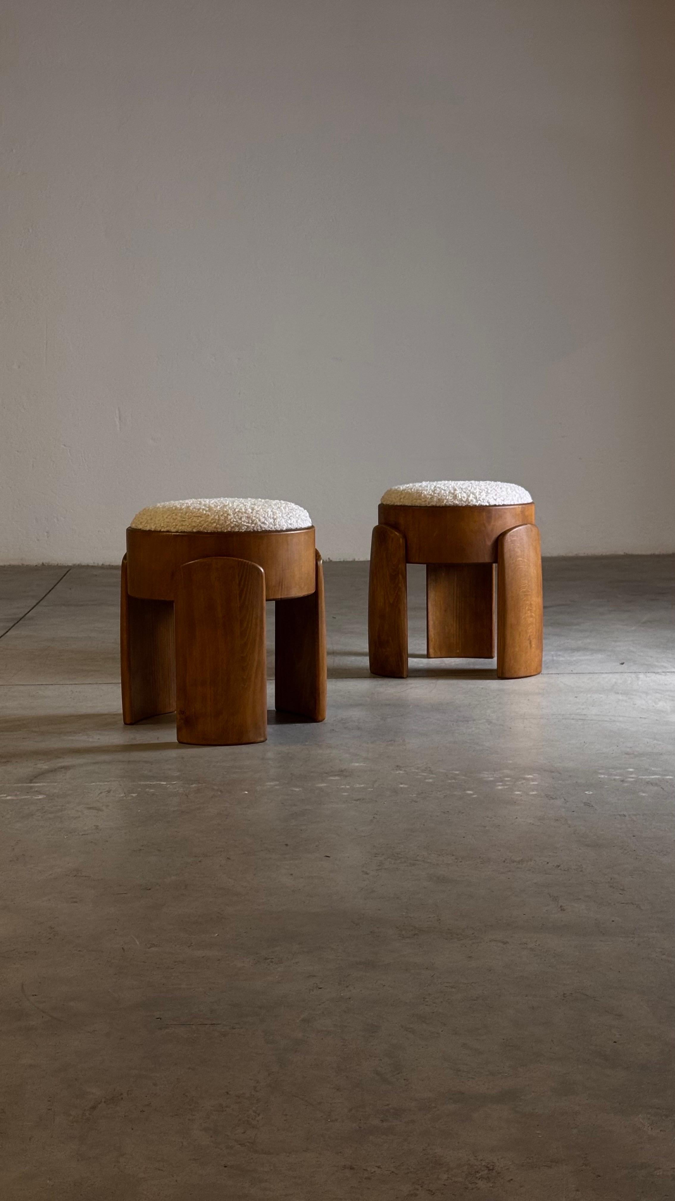 Fait main Paire de tabourets sculpturaux en bois avec tapisserie luxueuse en fourrure de canard par FORME en vente