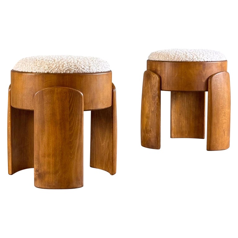 Coppia di sgabelli scultorei in legno con lussuosa imbottitura in