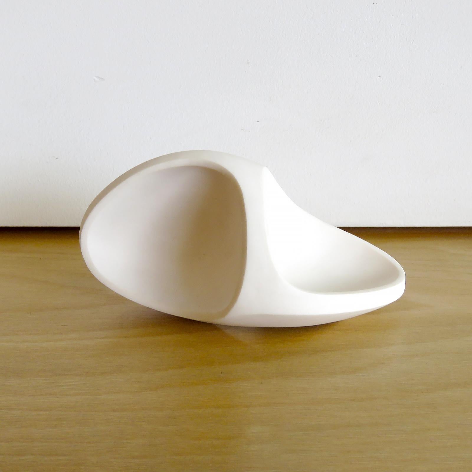 L'étonnante pierre de palmier A, fabriquée à la main par le céramiste JED, basé à Los Angeles. Une sculpture en porcelaine non émaillée unique en son genre, qui fait partie de la série 