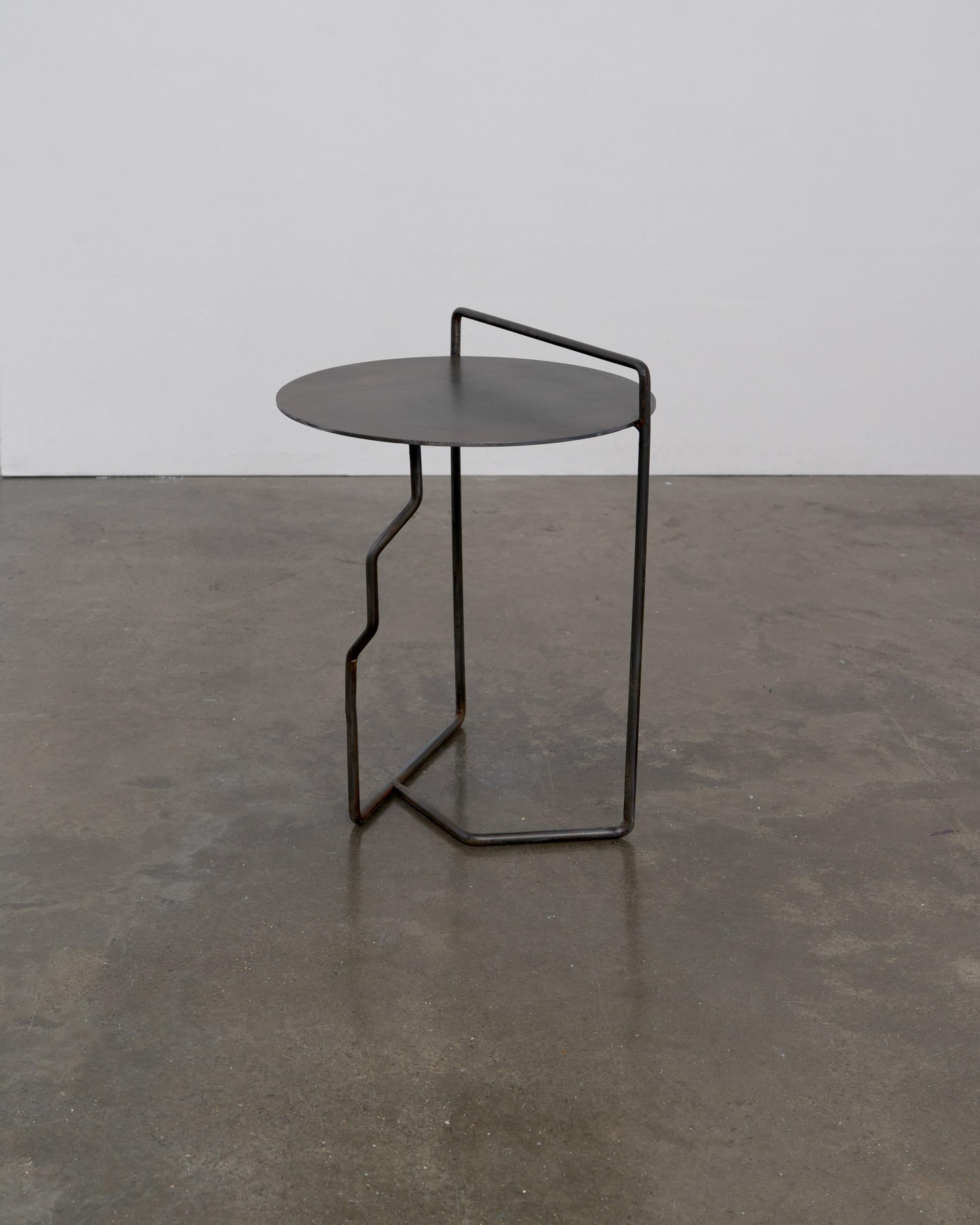 20ième siècle Table d'appoint sculpturale en acier patiné