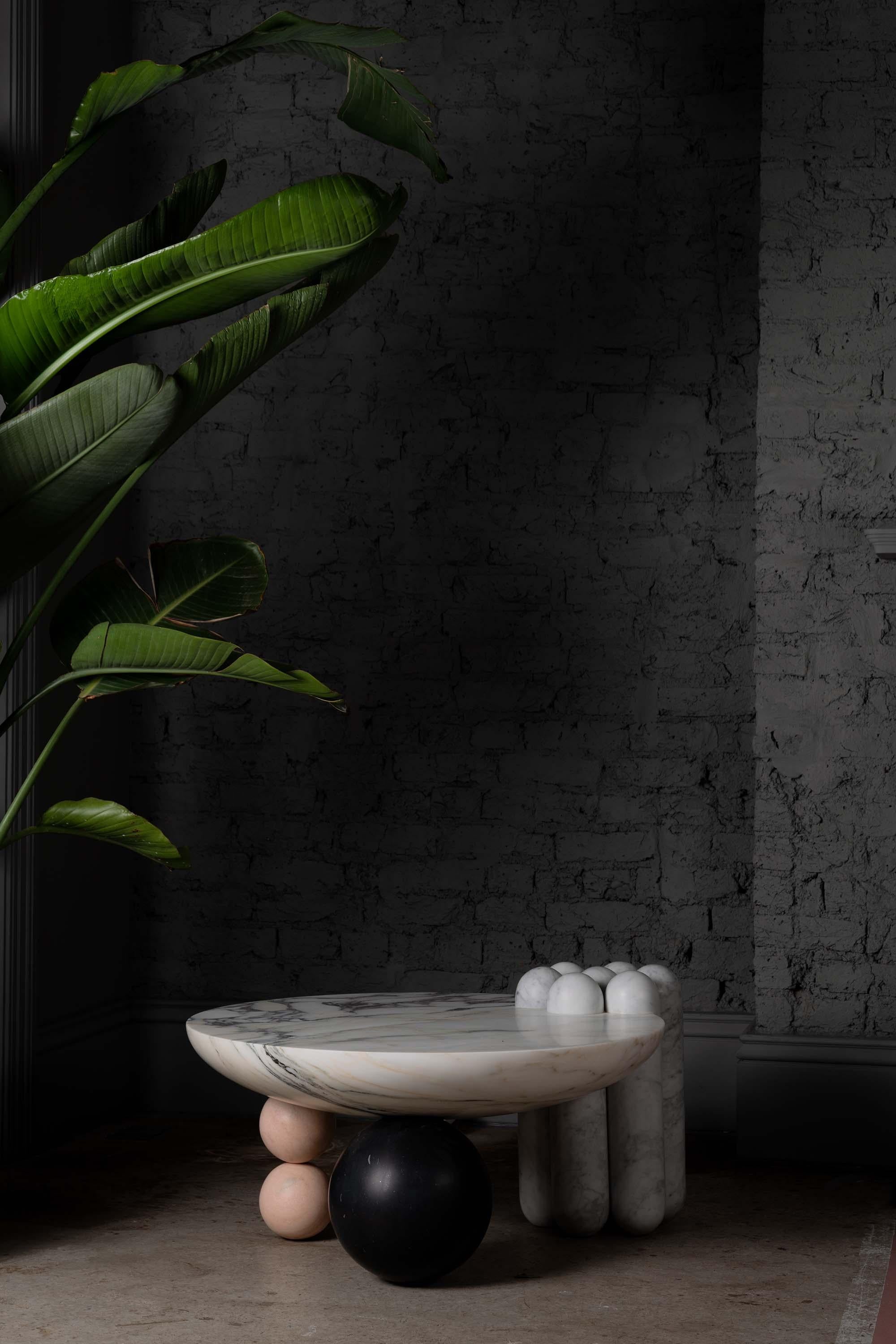 Moderne Table basse sculpturale Patisserie de Lara Bohinc en marbre noir en vente