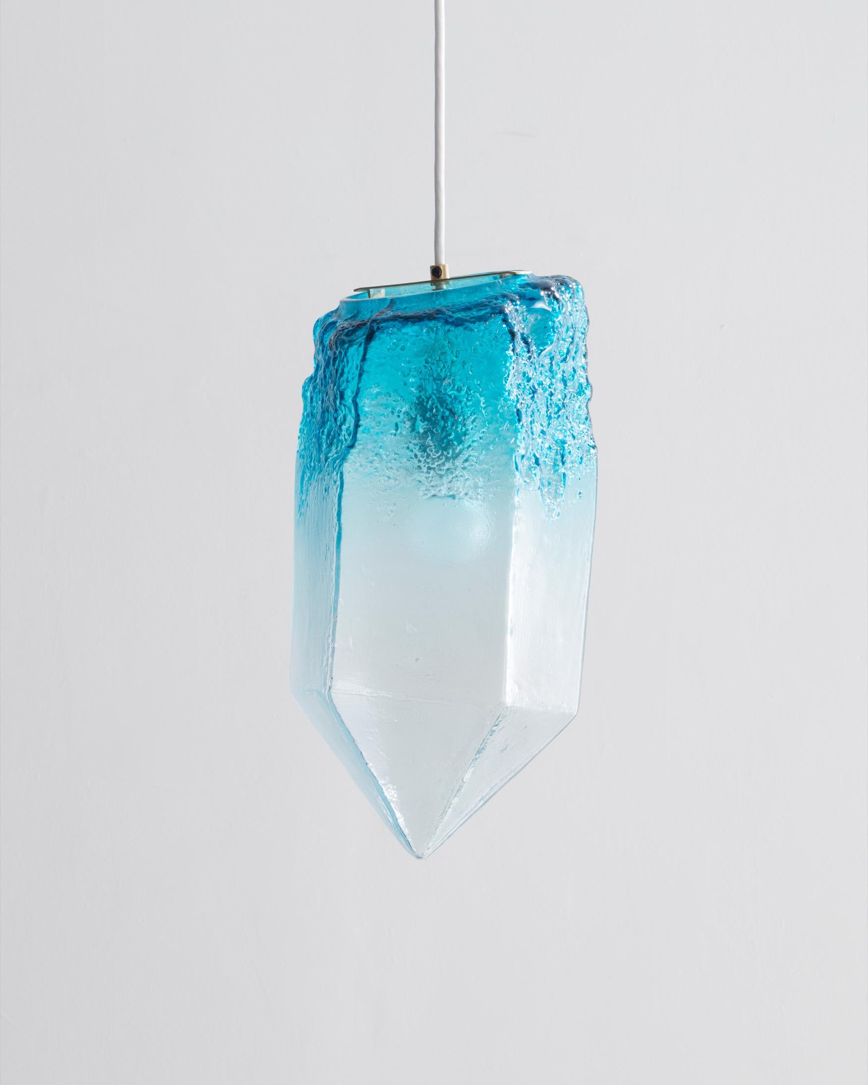 Pendentif sculptural illuminé en verre turquoise soufflé à la main. Conçu et réalisé par Jeff Zimmerman, États-Unis, 2016.
      