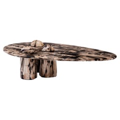 Montage rocheux • Table basse sculpturale en bois pétrifié d'Odditi