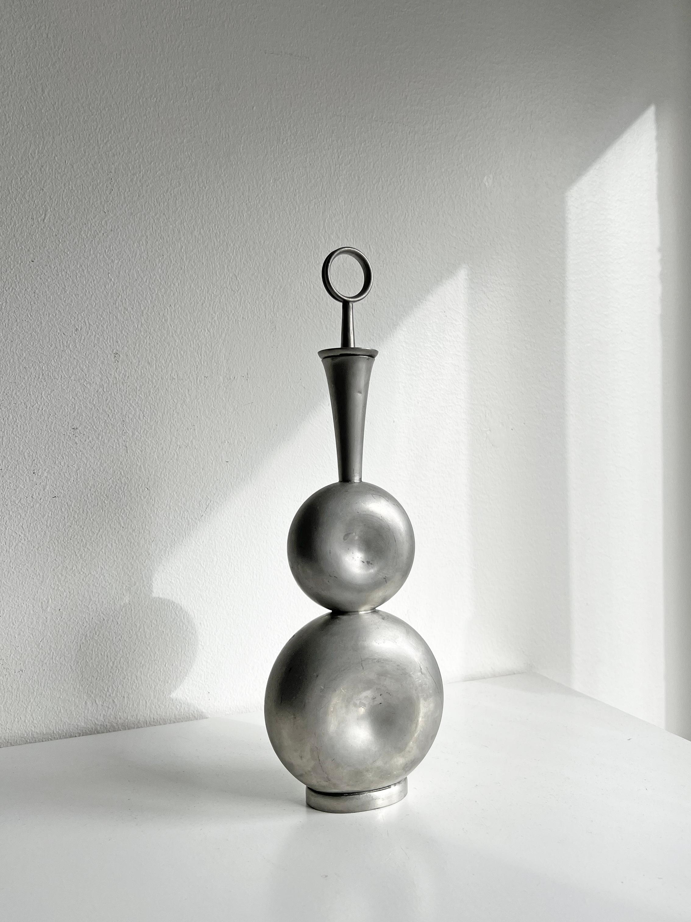 Modernist pewter sculptural decanter.
A beautiful example of Scandinavian Modern design by Norwegian sculptor Gunnar Havstad, 1950s.
Signed underneath.