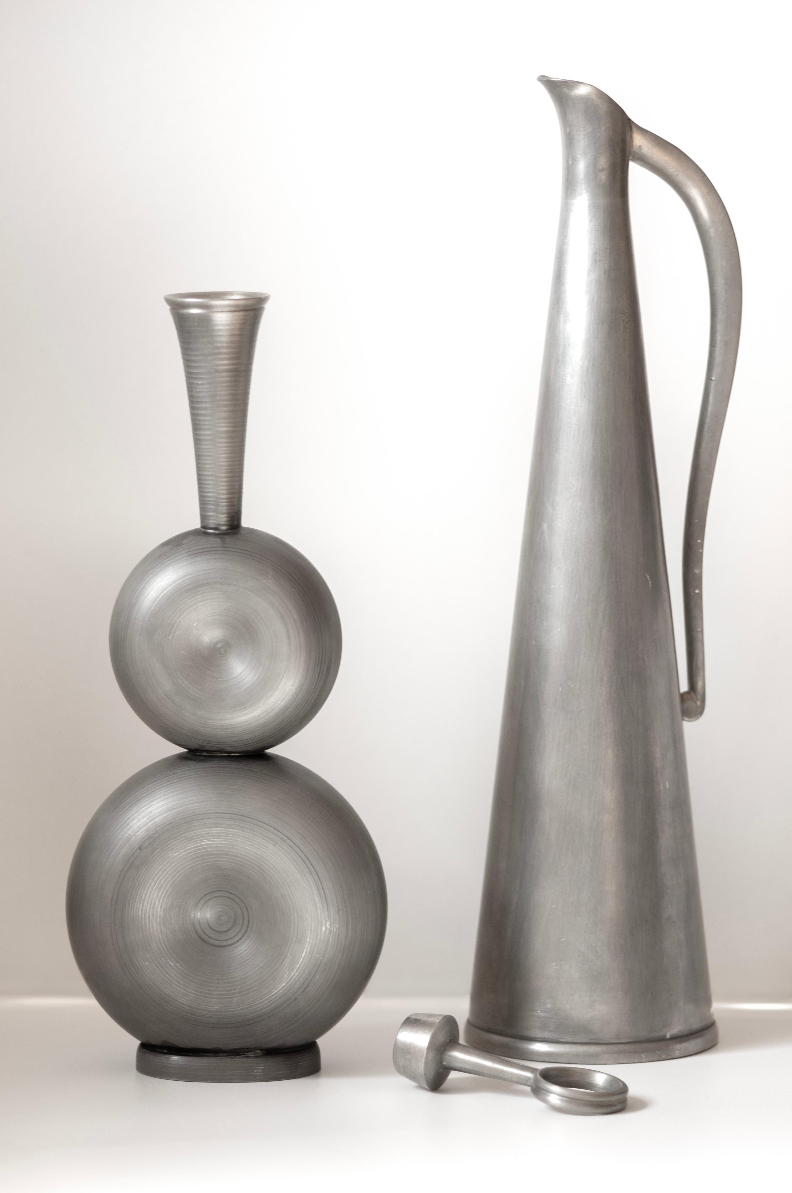 Exquisite Sculptural Pewter Decanter by Gunnar Havstad, Norway, 1950s - A Collectible Masterpiece

The Artistry of the Pewter Decanter:
Elevate your collection with this exquisite sculptural pewter decanter by renowned artist Gunnar Havstad. Crafted