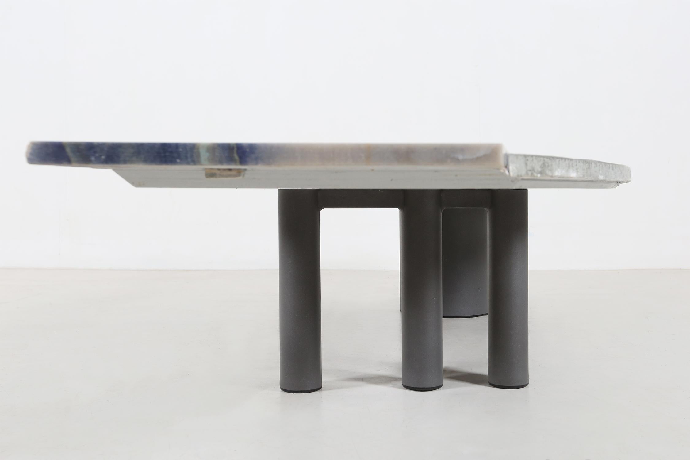Skulpturaler Pia Manu-Couchtisch aus Marmor und Stein, Belgien, 1970er Jahre (Ende des 20. Jahrhunderts) im Angebot