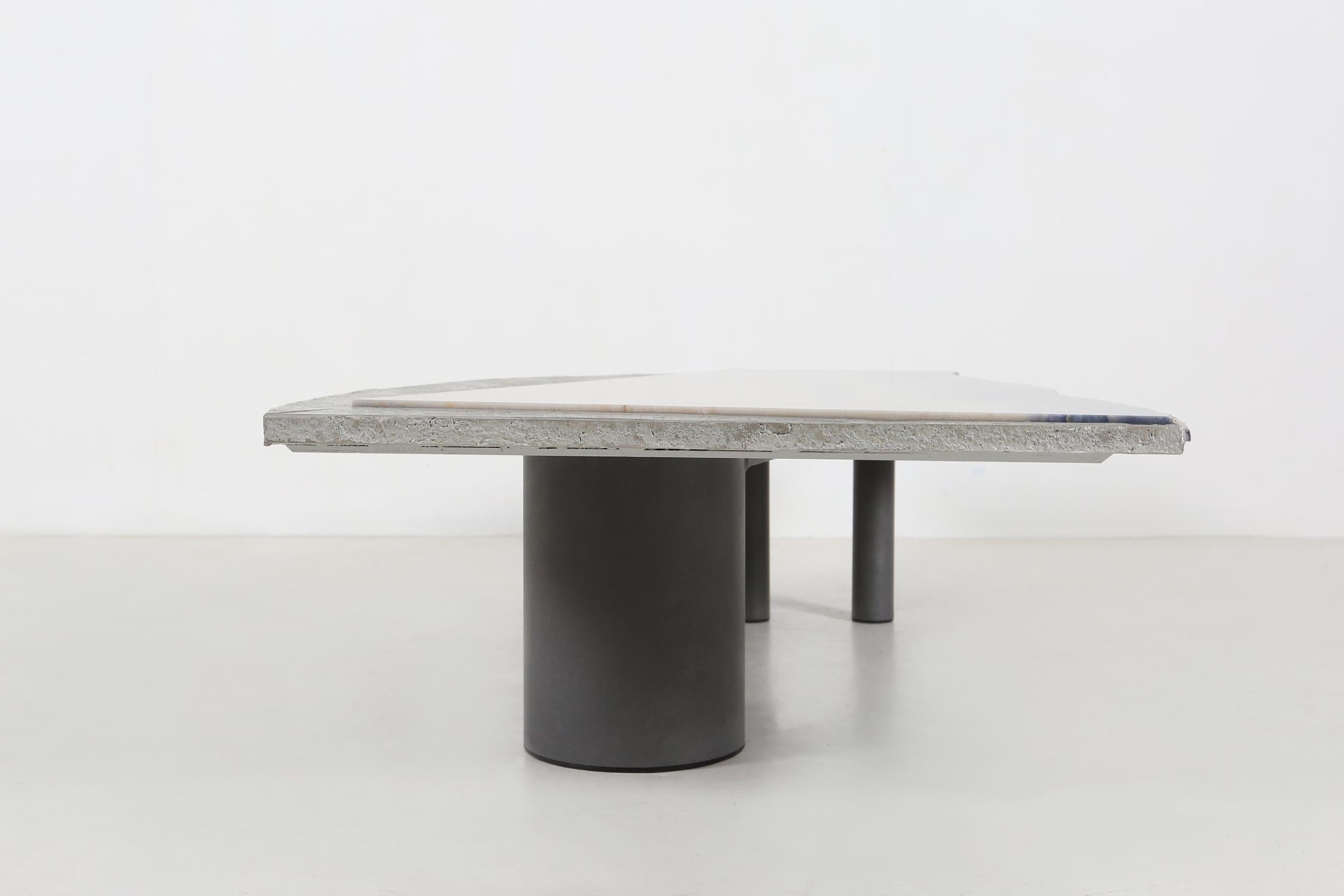 Skulpturaler Pia Manu-Couchtisch aus Marmor und Stein, Belgien, 1970er Jahre (Metall) im Angebot