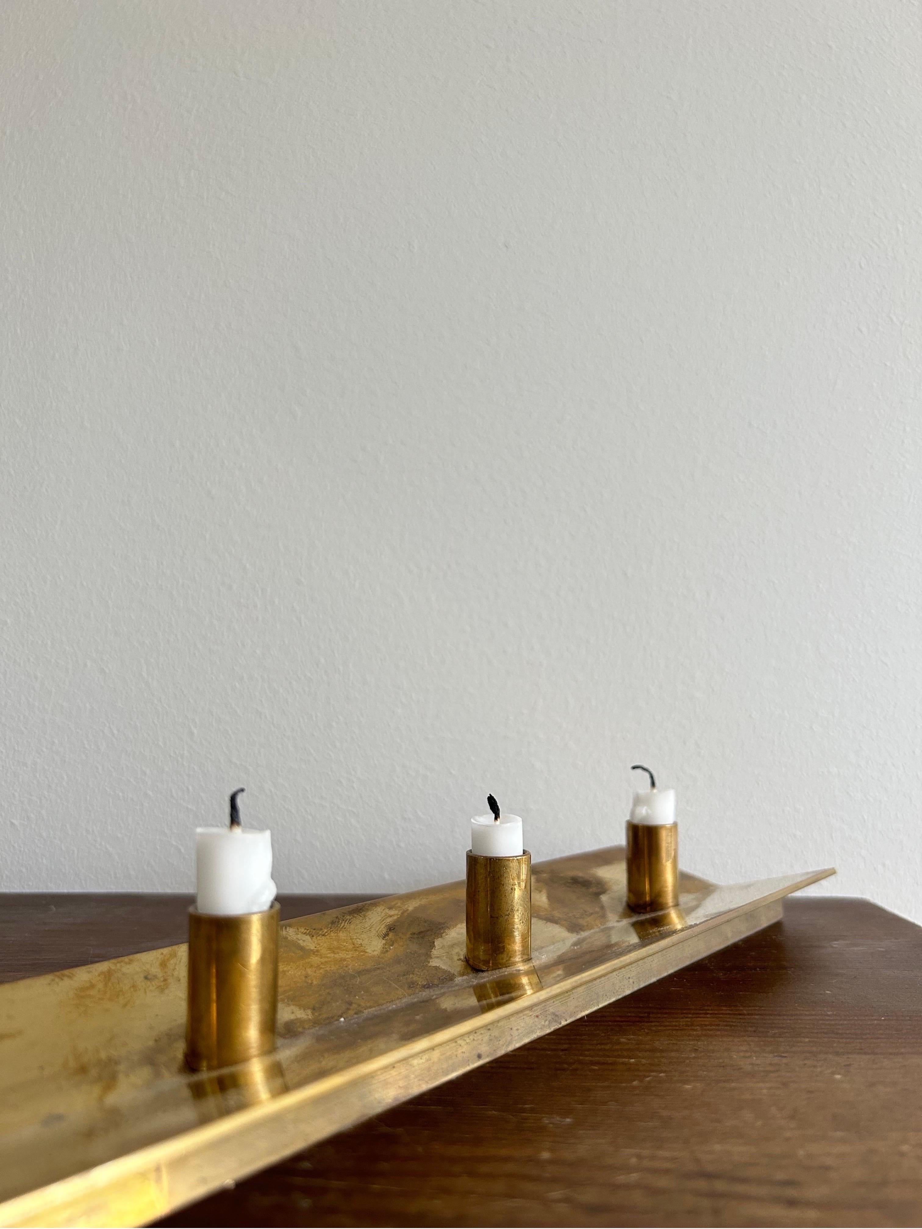 Pierre Forsell Model 69 Kerzenleuchter aus Messing, ein verehrtes Stück, das von Skultuna in den 1990er Jahren hergestellt wurde. Dieser von dem bekannten schwedischen Künstler Pierre Forsell entworfene Kerzenständer ist ein Beispiel für
