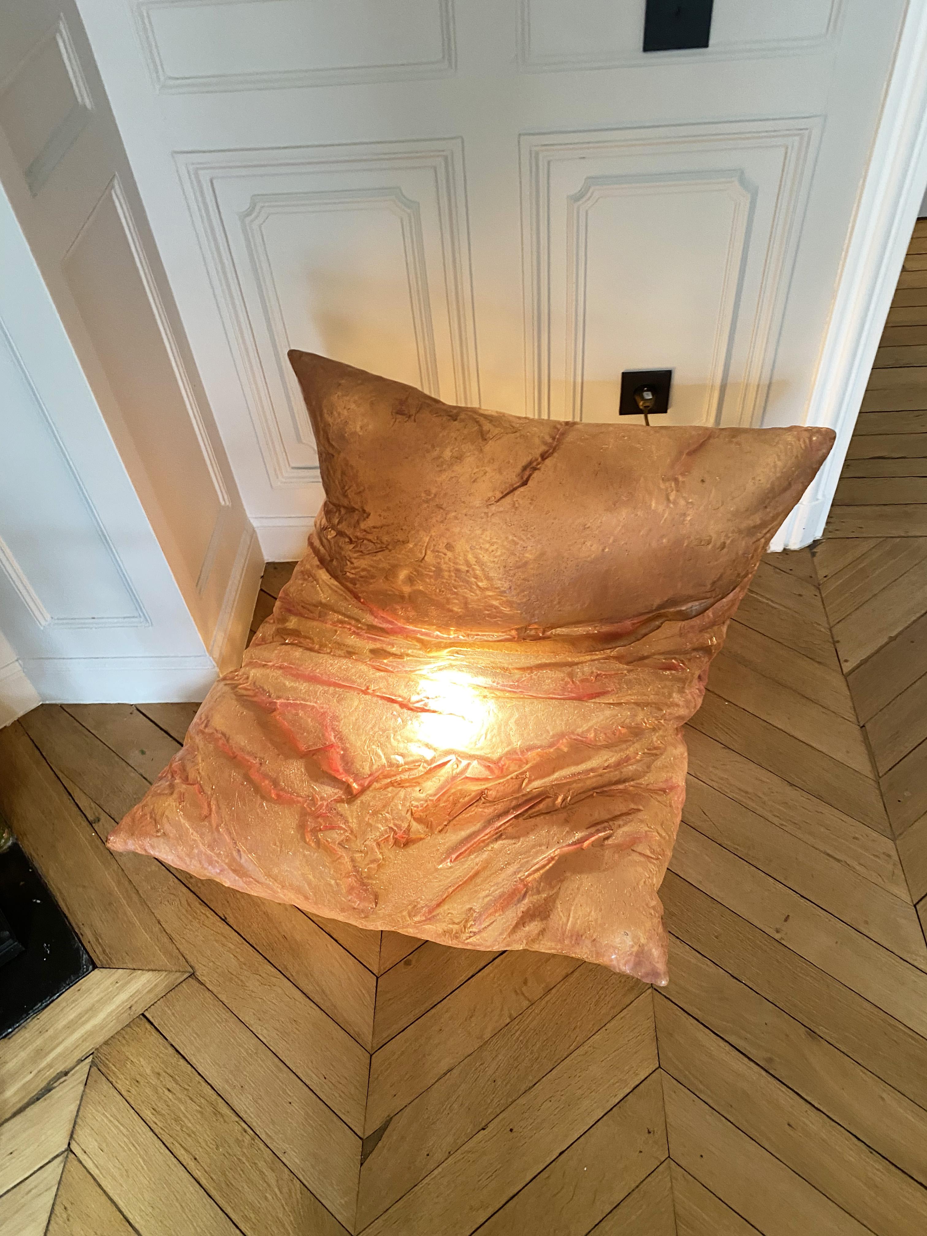Lámpara escultórica de sobremesa Pillow de resina de fibra de vidrio de Hajime Goto, Japón, década de 1980. en venta 5