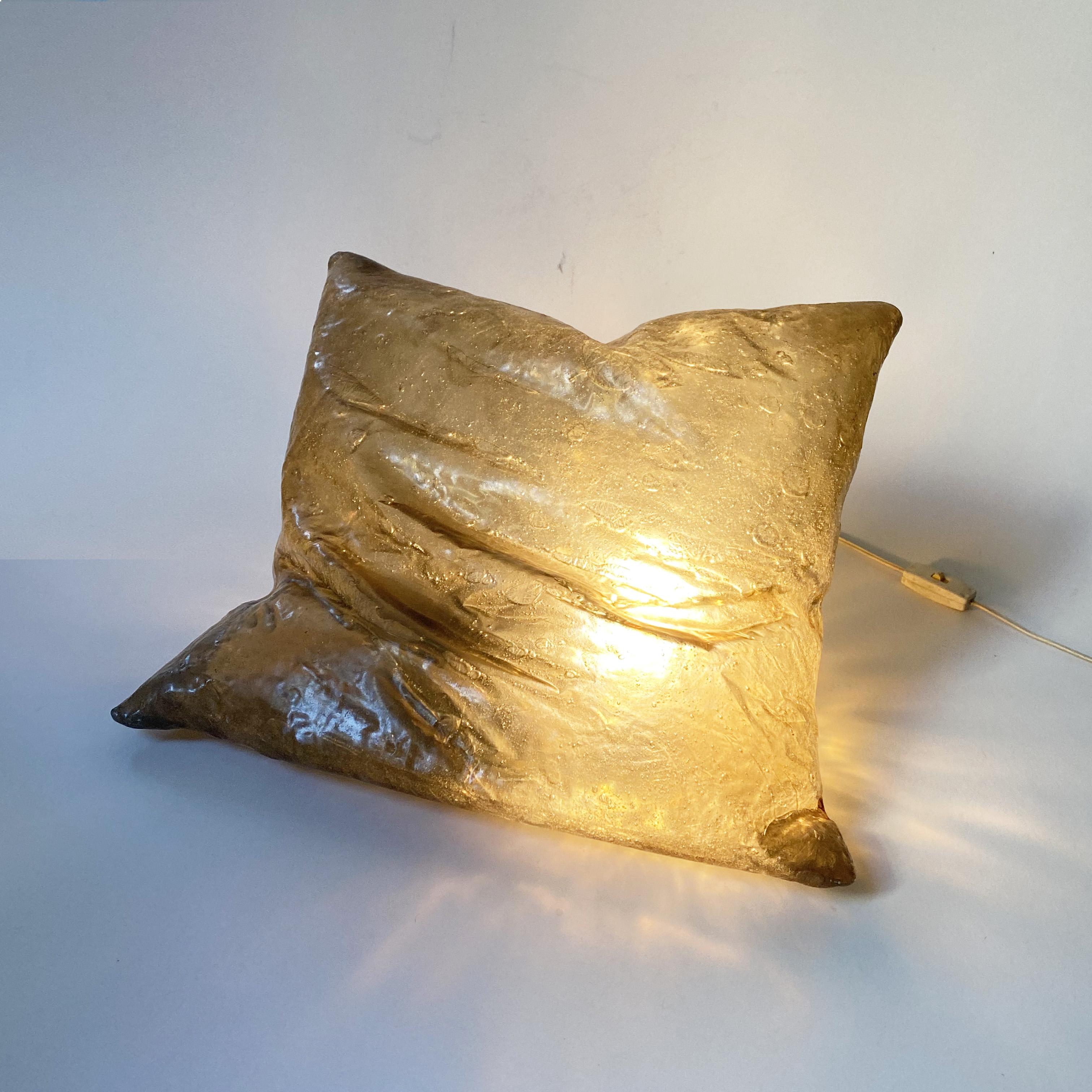 Postmoderne Lampe de table sculpturale Pillow en résine de fibre de verre par Hajime Goto, Japon, années 1980. en vente