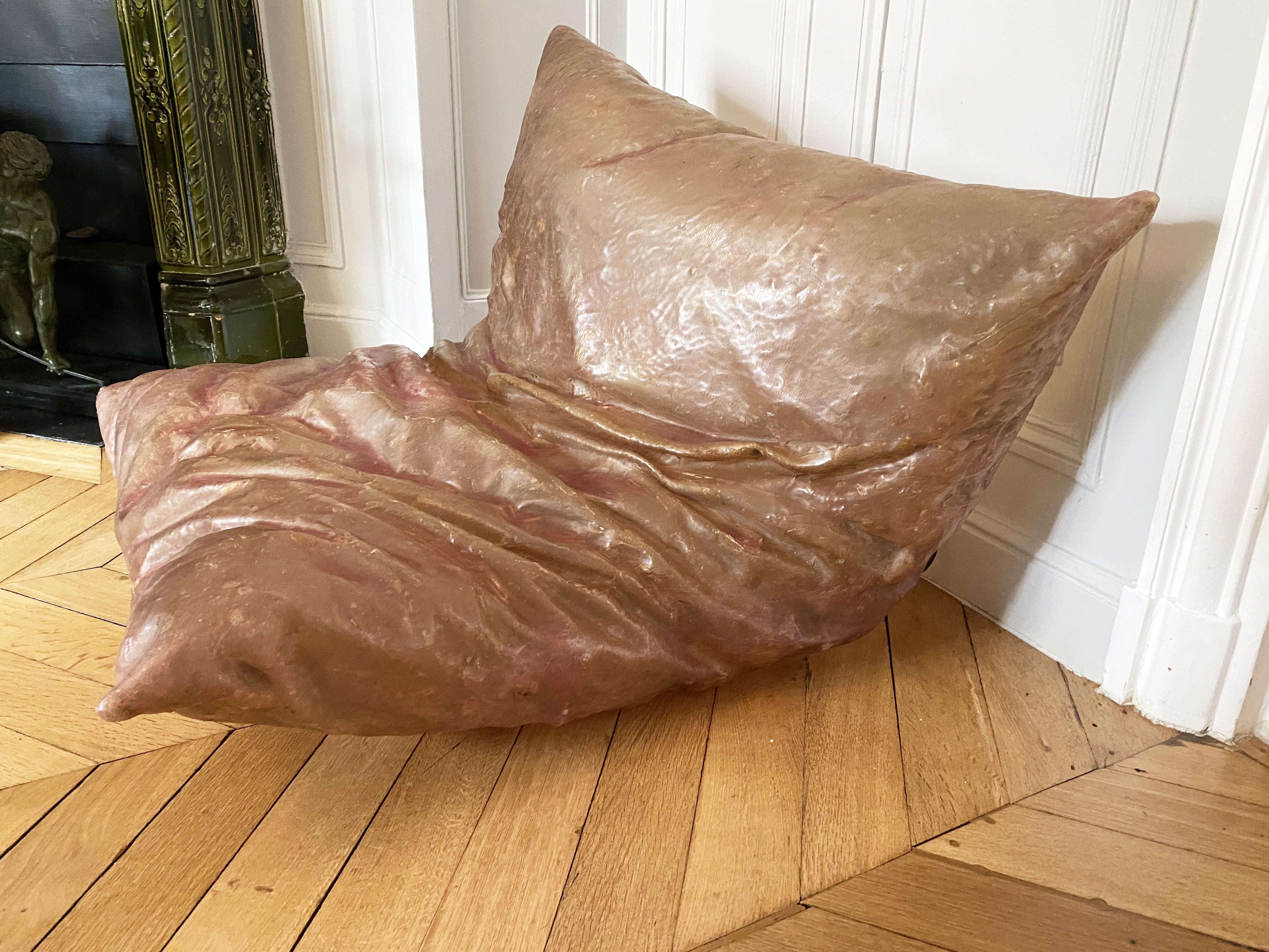 Lámpara escultórica de sobremesa Pillow de resina de fibra de vidrio de Hajime Goto, Japón, década de 1980. Resina en venta