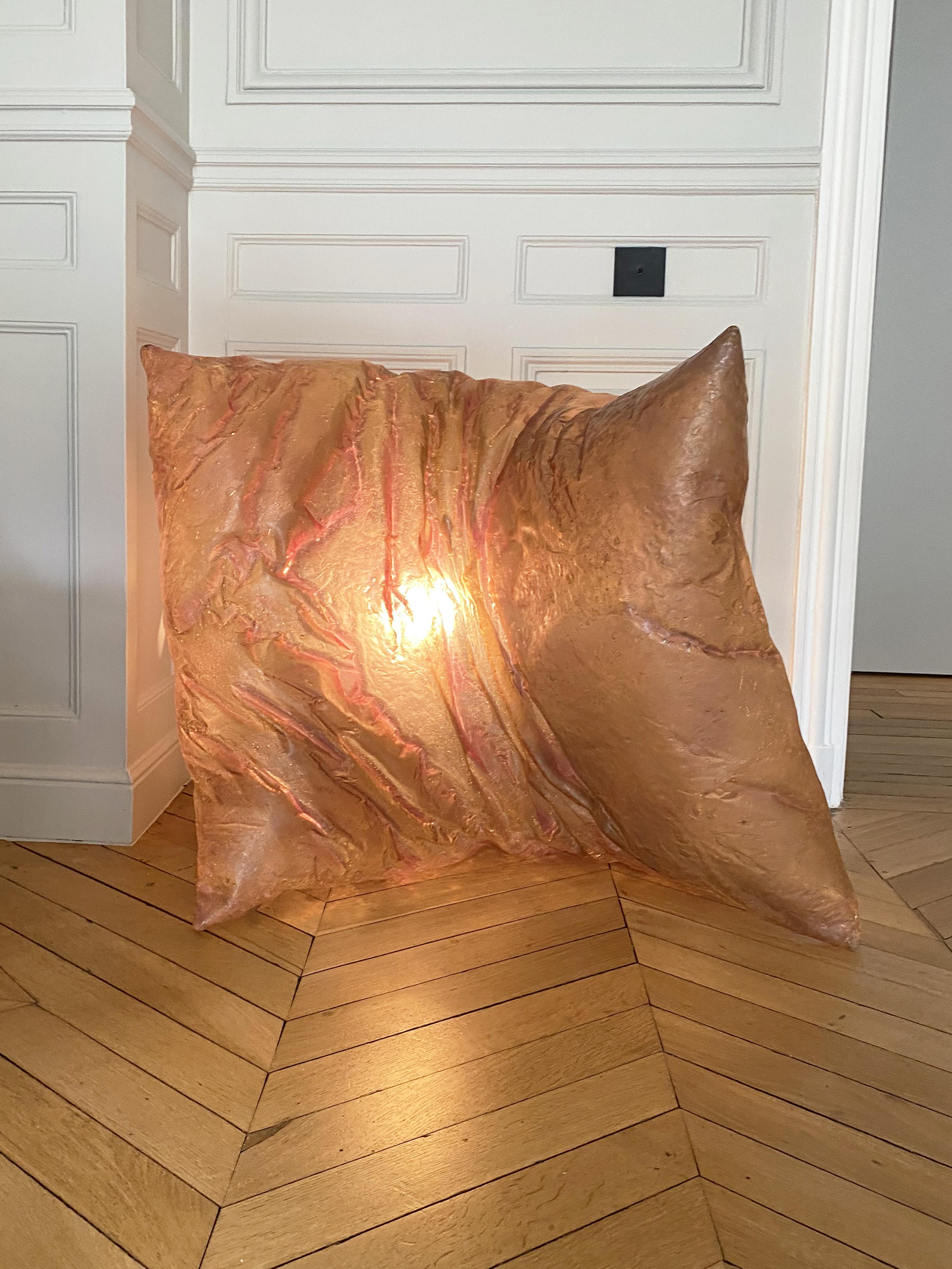 Lámpara escultórica de sobremesa Pillow de resina de fibra de vidrio de Hajime Goto, Japón, década de 1980. en venta 2