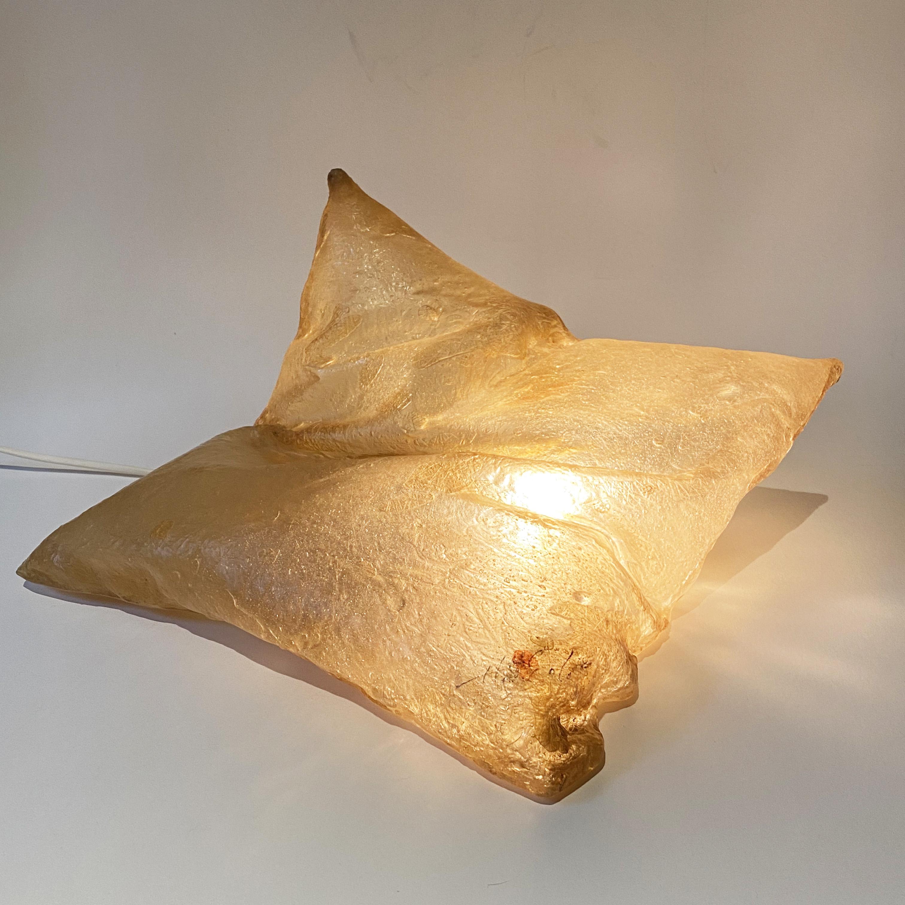Sculptural Pillow Table Lamp in resin by Hajime Goto, Japan, 1980s.
Very good condition.
