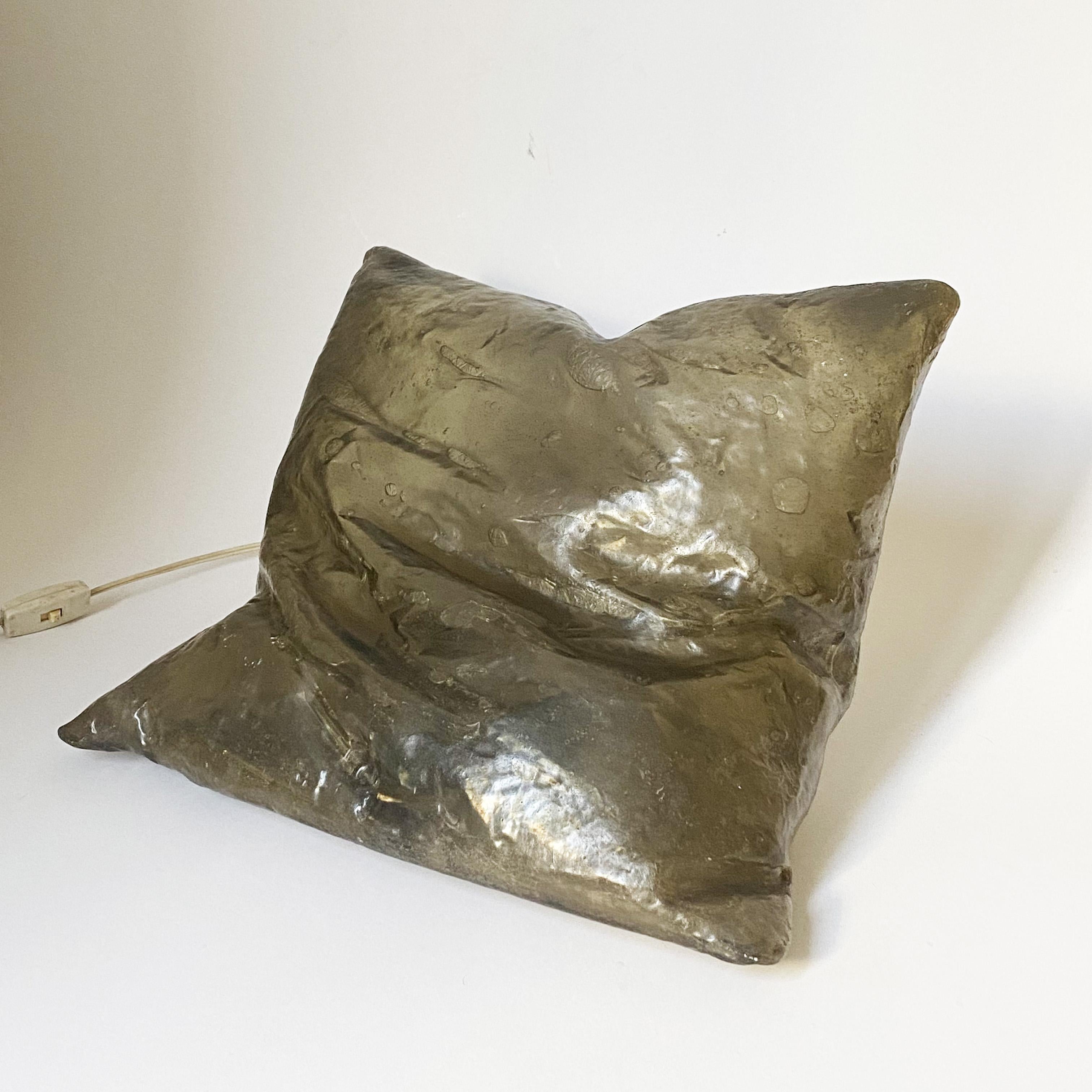 Lámpara escultórica de sobremesa Pillow de resina de Hajime Goto, Japón, años 1980.
Muy buen estado.
